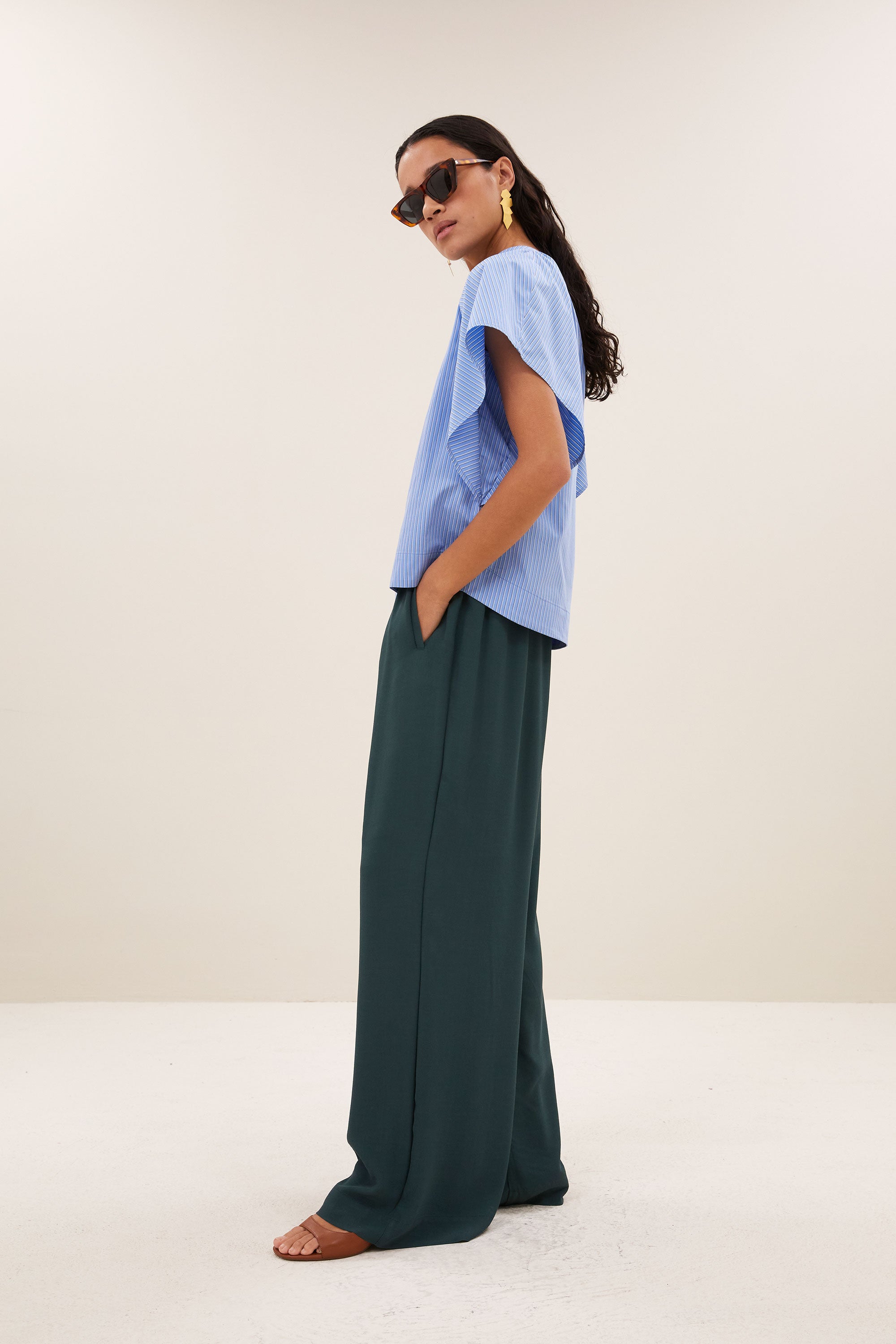 benji-viscose-pants-dried-basil-1-losvallende pasvorm-plooien-draagbaar als set-by-bar-achteraanzicht