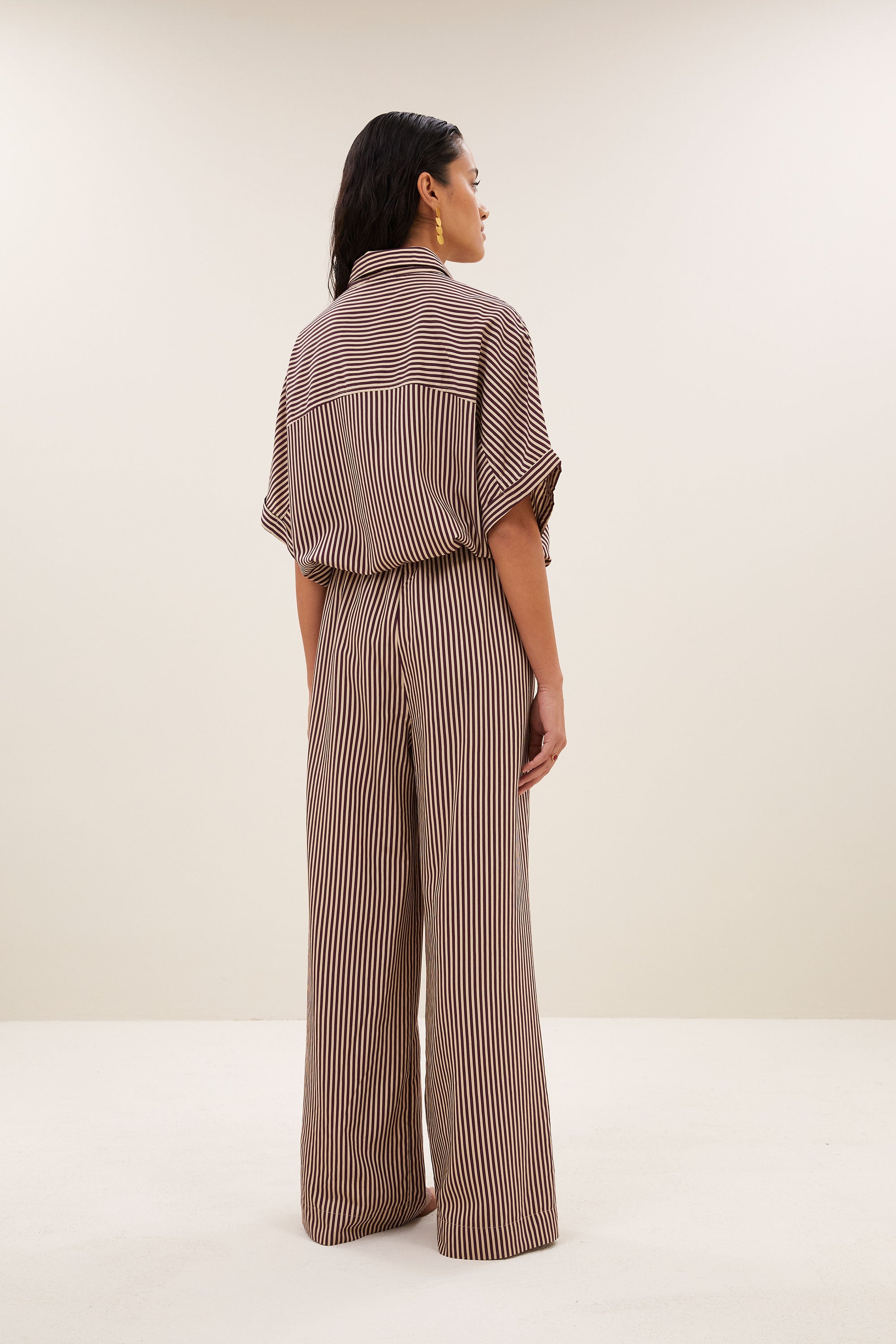 celin-stripe-pants-burgundy-stripe-losvallende pasvorm-plooien-draagbaar als set-by-bar-achteraanzicht