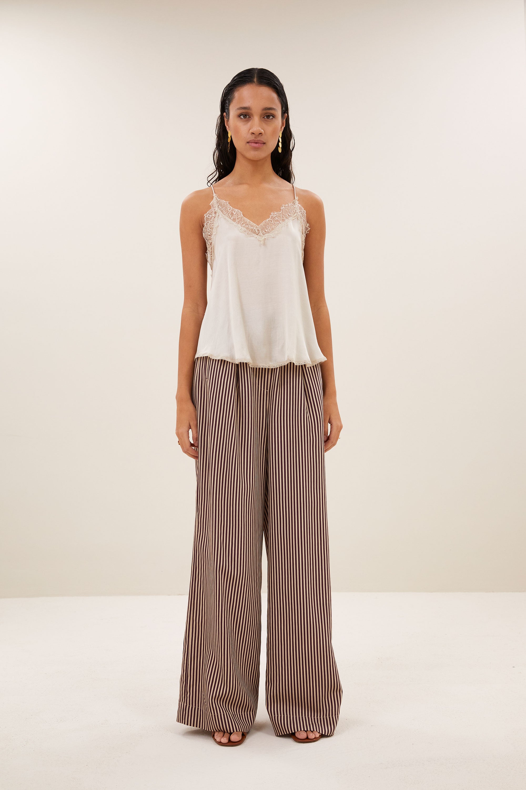 celin-stripe-pants-burgundy-stripe-losvallende pasvorm-plooien-draagbaar als set-by-bar-detail