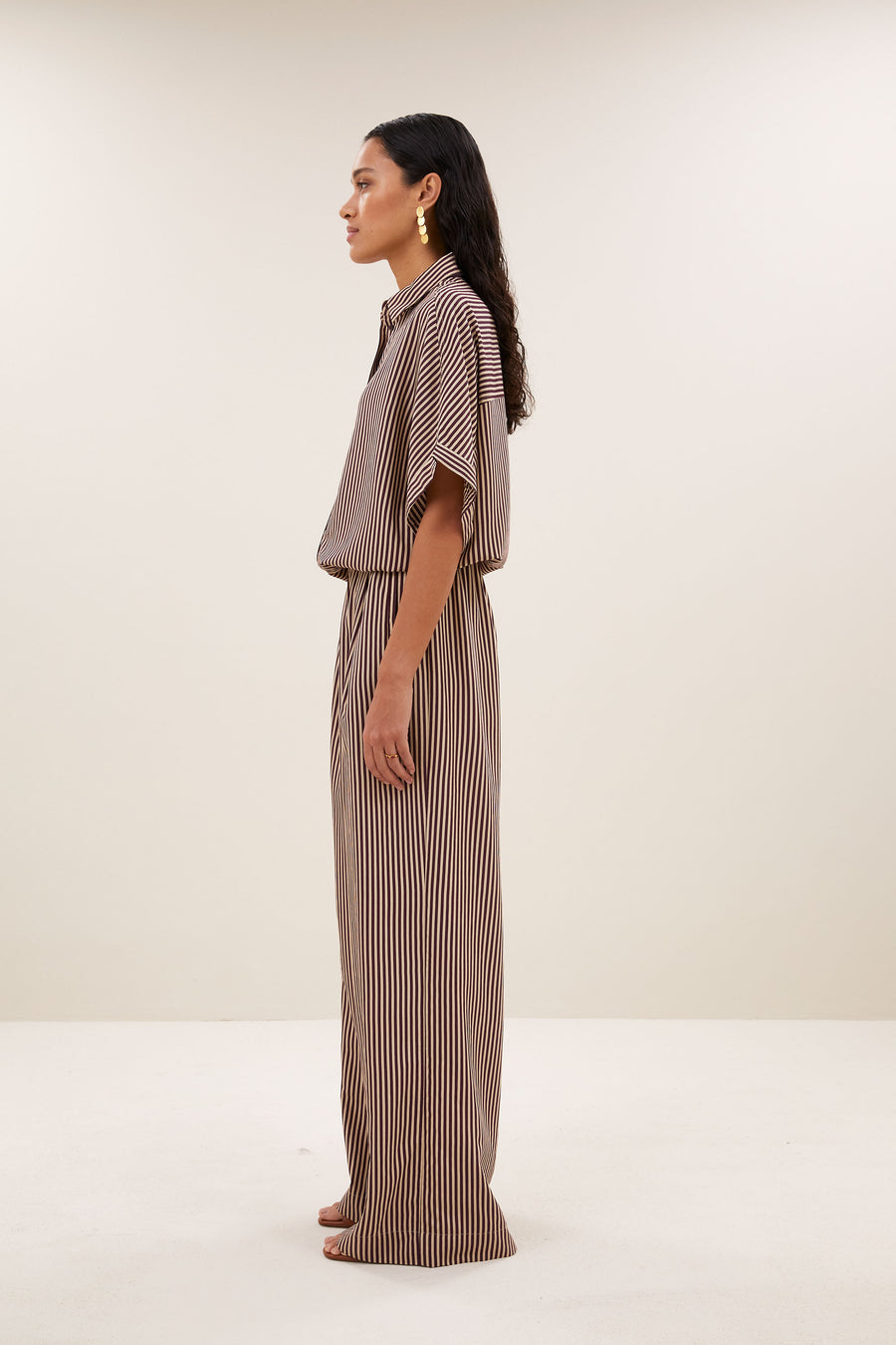 celin-stripe-pants-burgundy-stripe-losvallende pasvorm-plooien-draagbaar als set-by-bar-zijaanzicht