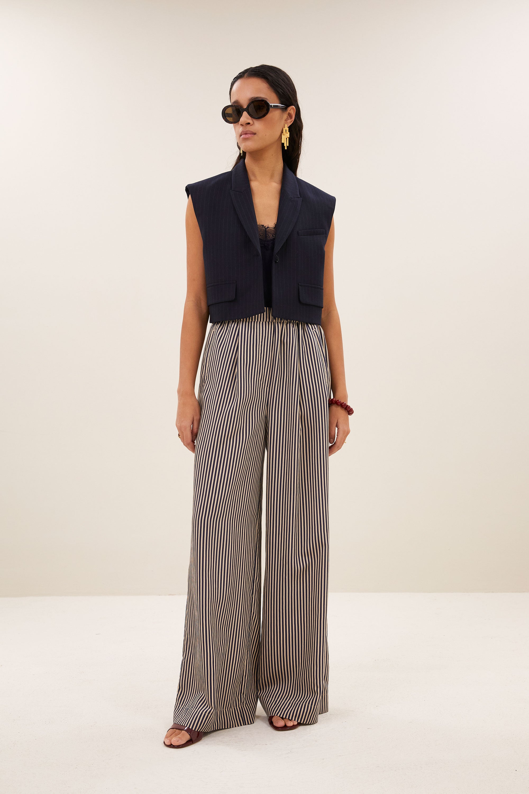 celin-stripe-pants-midnight-stripe-losvallende pasvorm-plooien-draagbaar als set-by-bar-sfeerbeeld