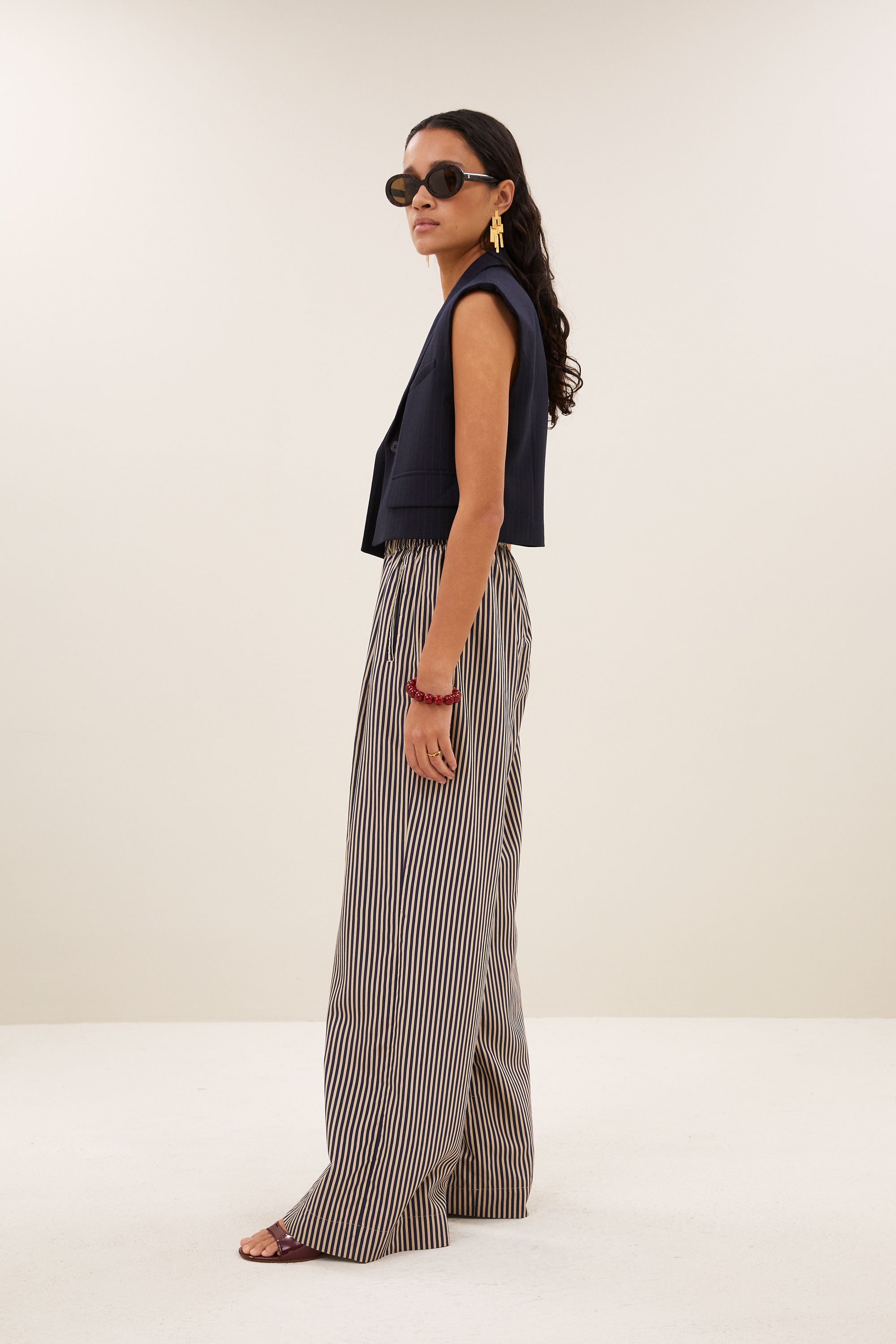 celin-stripe-pants-midnight-stripe-losvallende pasvorm-plooien-draagbaar als set-by-bar-zijaanzicht