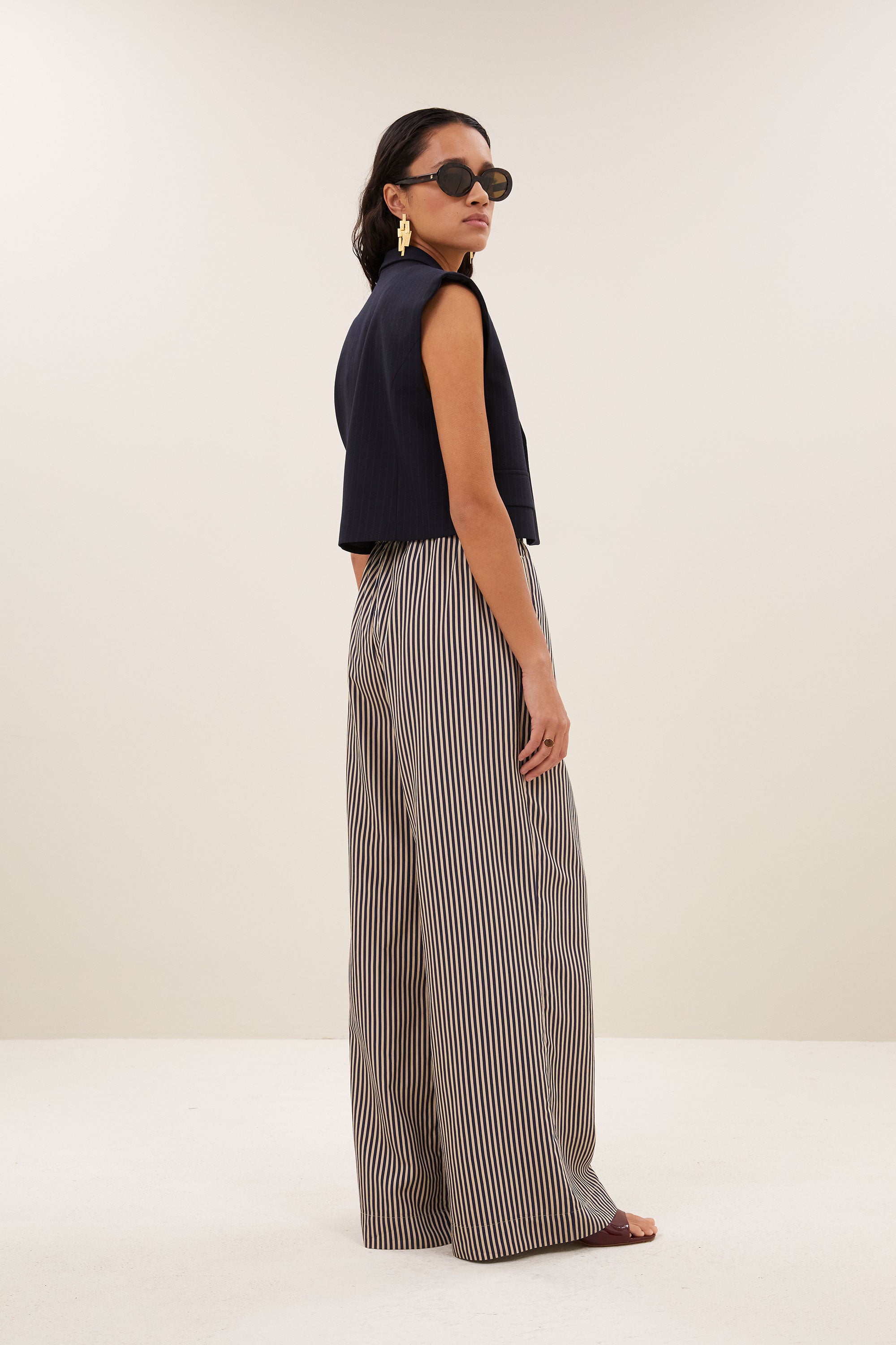 celin-stripe-pants-midnight-stripe-losvallende pasvorm-plooien-draagbaar als set-by-bar-achteraanzicht