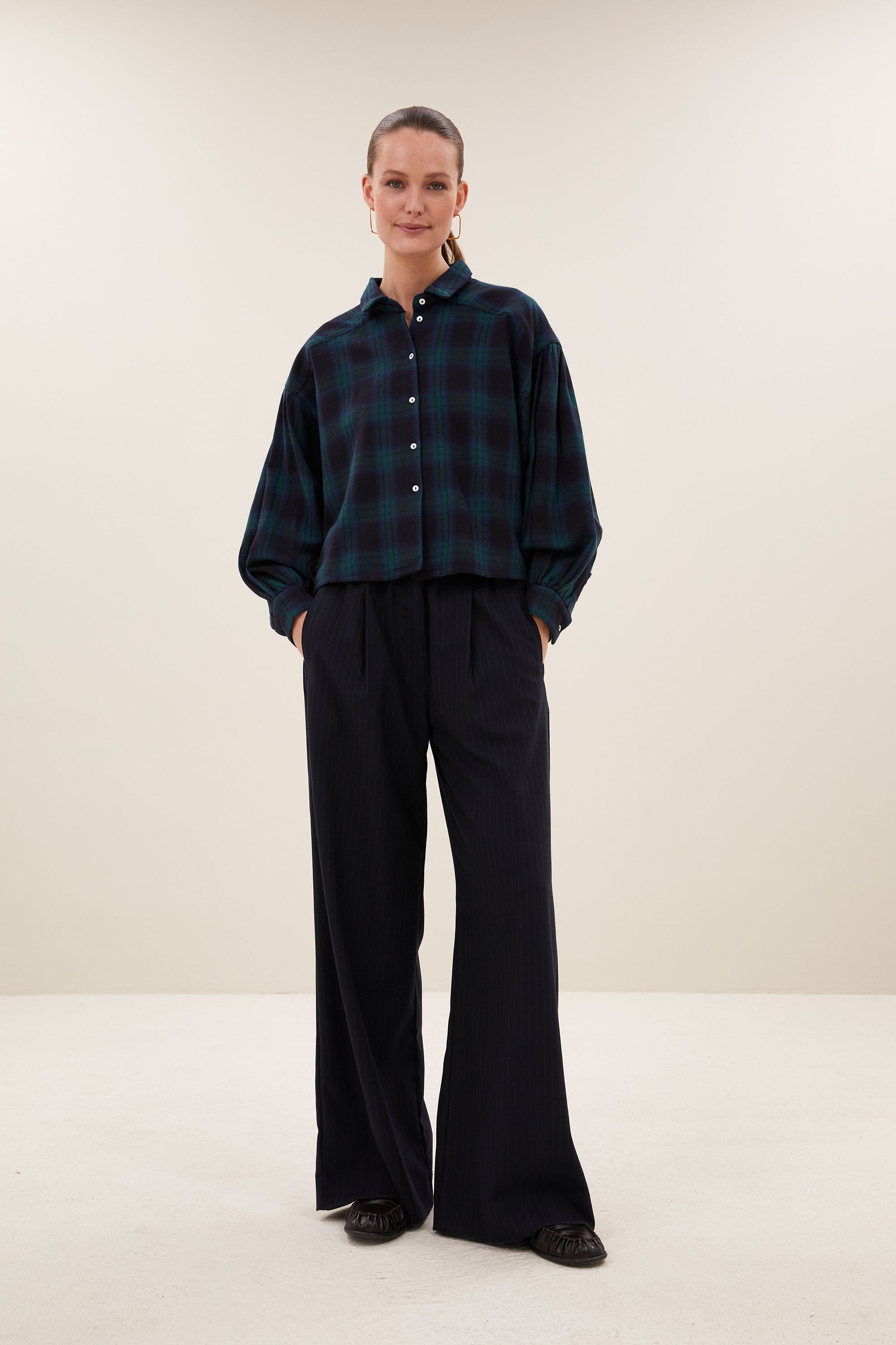 benji-pine-stripe-pants-dark-pine-stripe-all-time classic-comfortabele pasvorm-losvallende pasvorm-by-bar-achteraanzicht