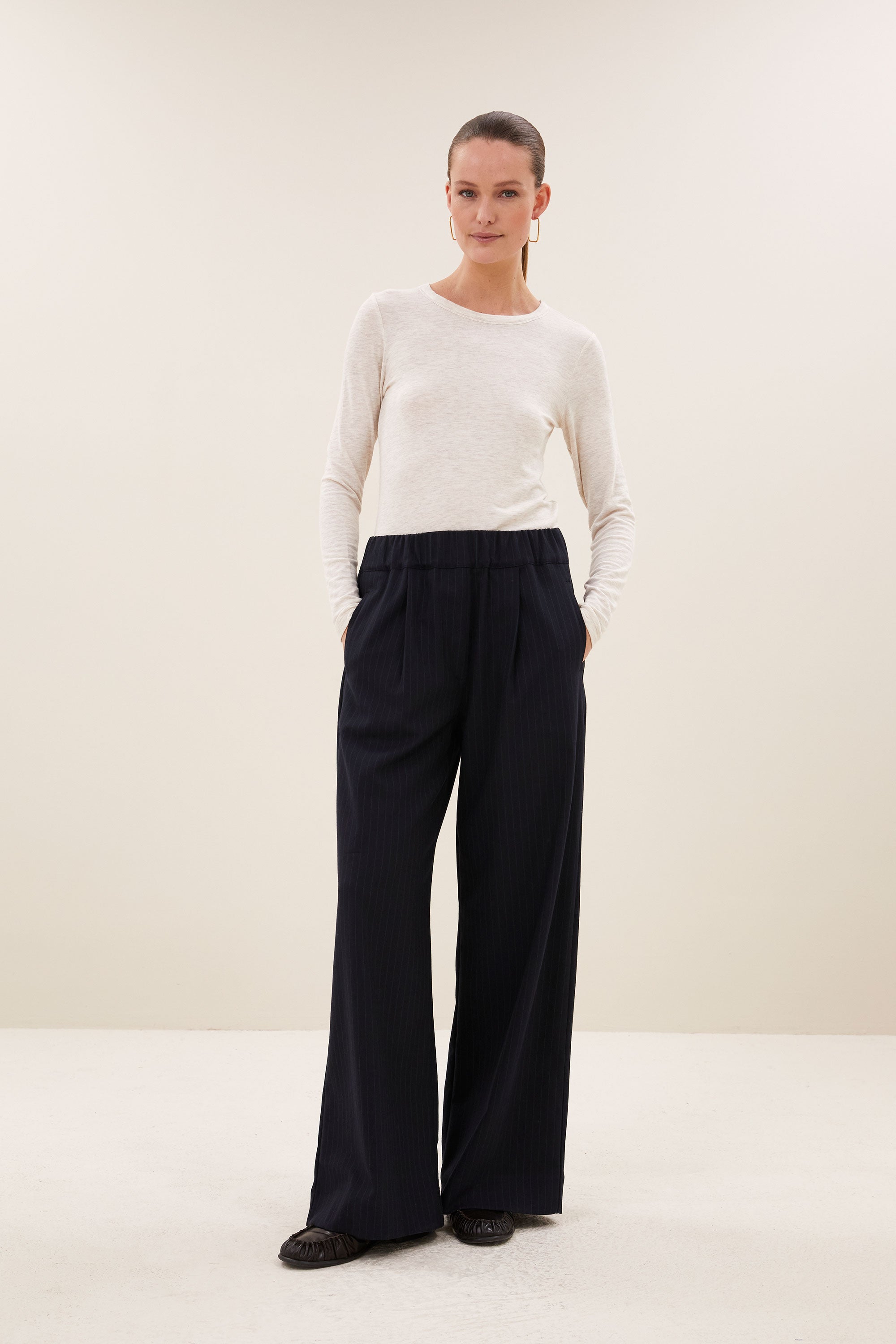 jelle-pinstripe-pants-midnight-casual fit-losvallende pasvorm-biologisch katoen-by-bar-vooraanzicht