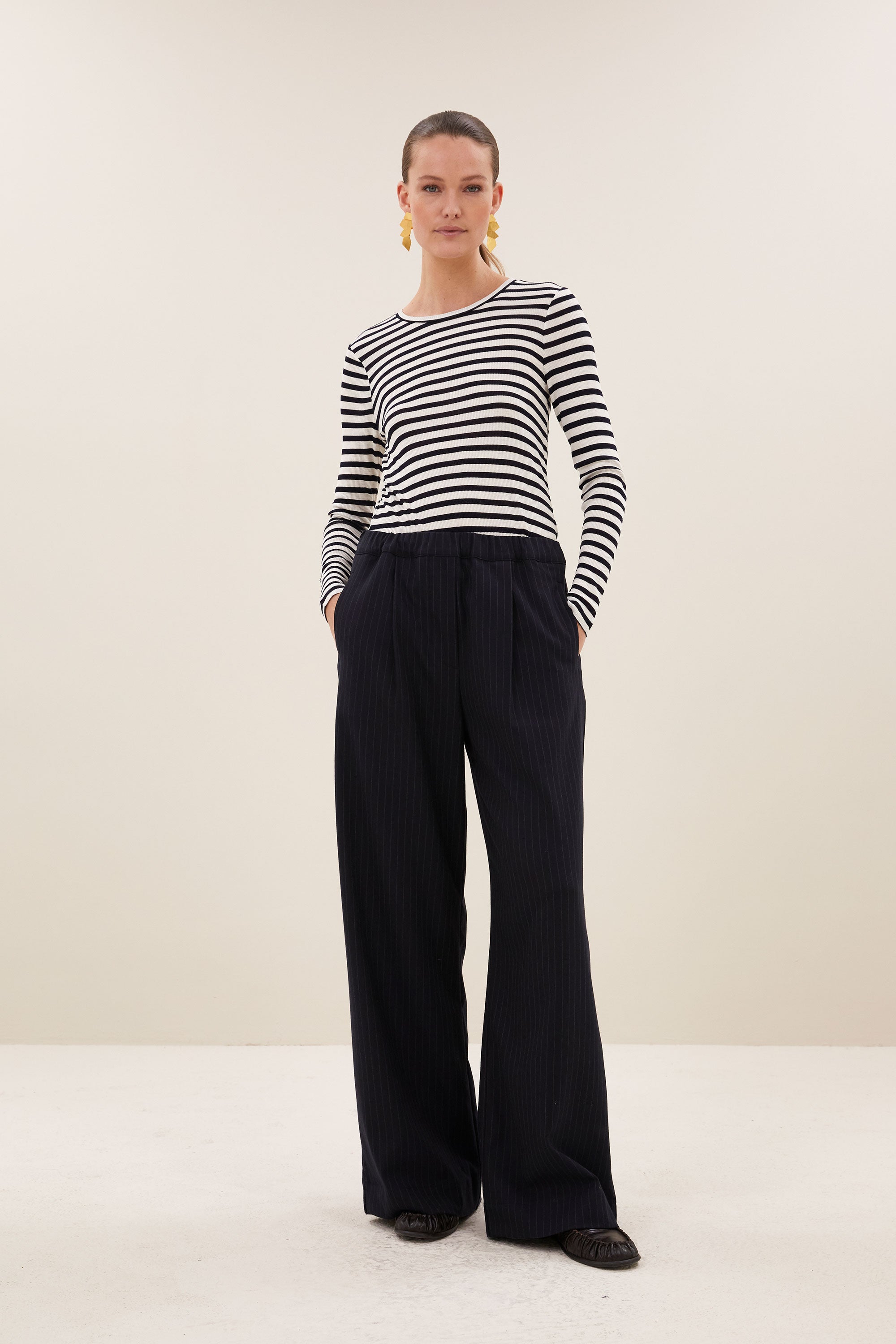 jelle-pinstripe-pants-midnight-casual fit-losvallende pasvorm-biologisch katoen-by-bar-sfeerbeeld