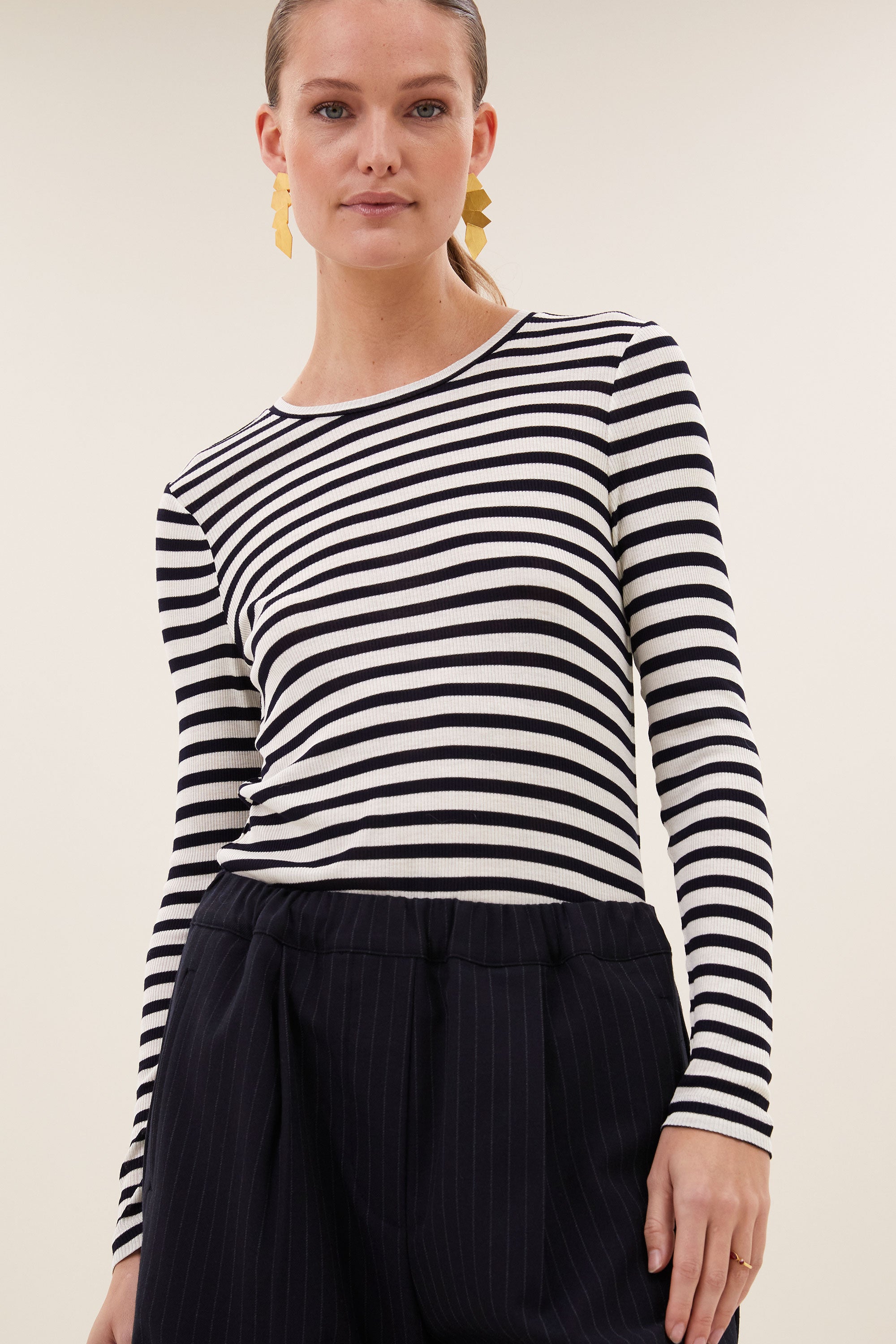 jelle-pinstripe-pants-midnight-casual fit-losvallende pasvorm-biologisch katoen-by-bar-detail