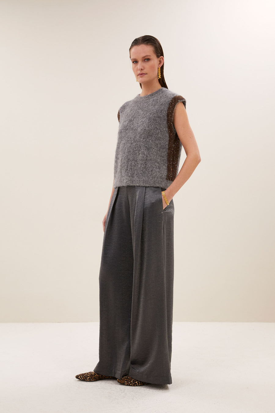 lodi-metallic-pants-metallic-silver-all-time classic-elastieken band-gemaakt door weefspecialist-by-bar-zijaanzicht