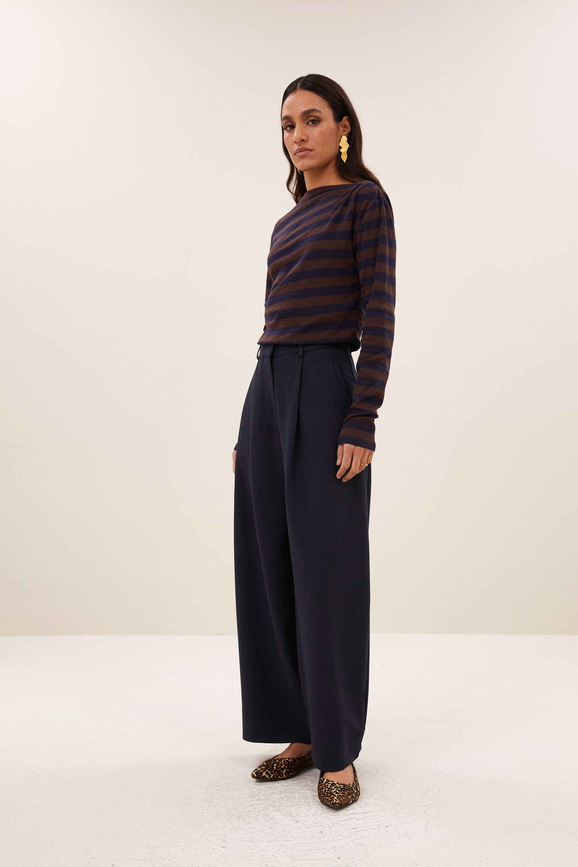 frida-copper-stripe-pants-copper-stripe-hoge taille-plooien-draagbaar als set-by-bar-zijaanzicht