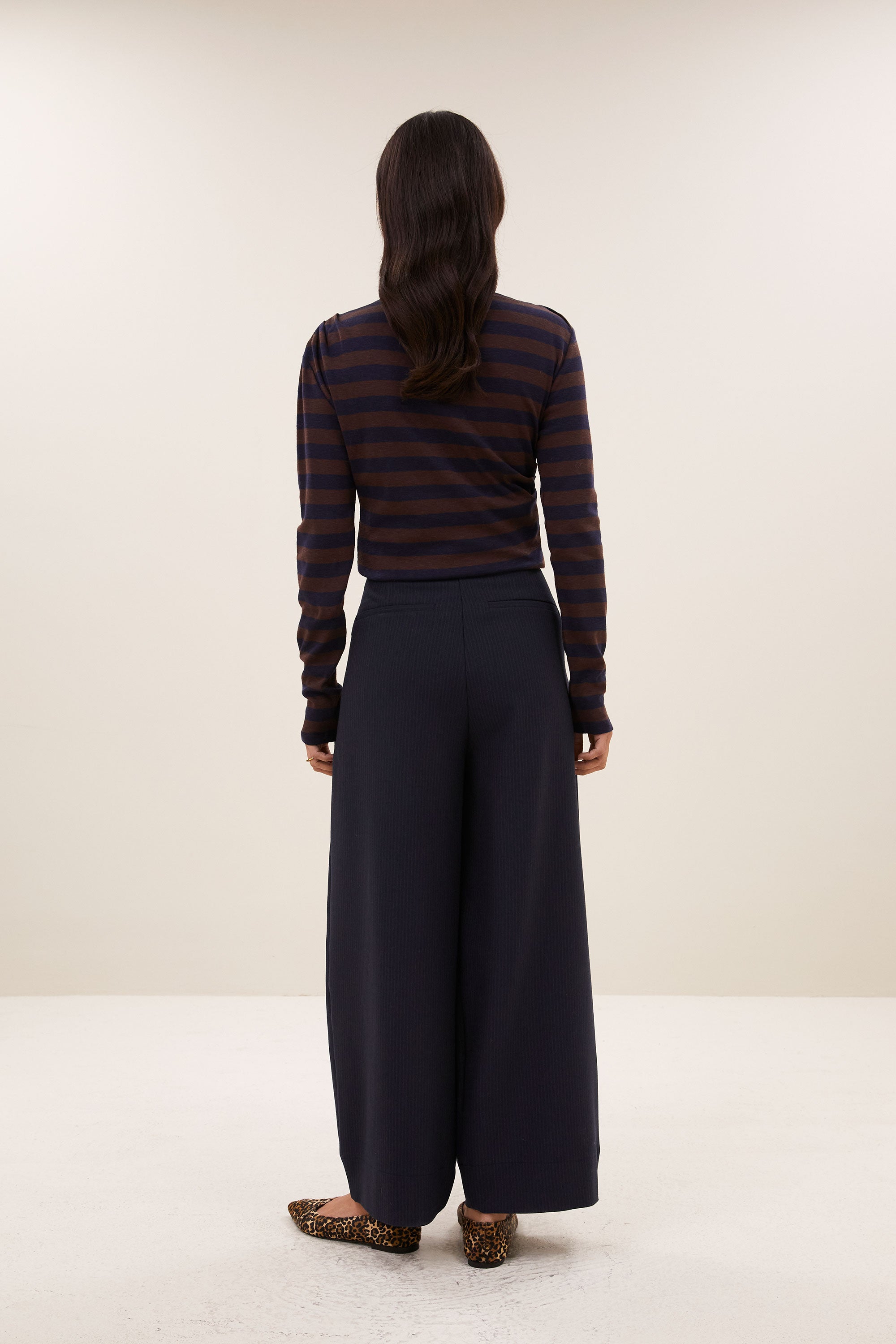frida-copper-stripe-pants-copper-stripe-hoge taille-plooien-draagbaar als set-by-bar-achteraanzicht