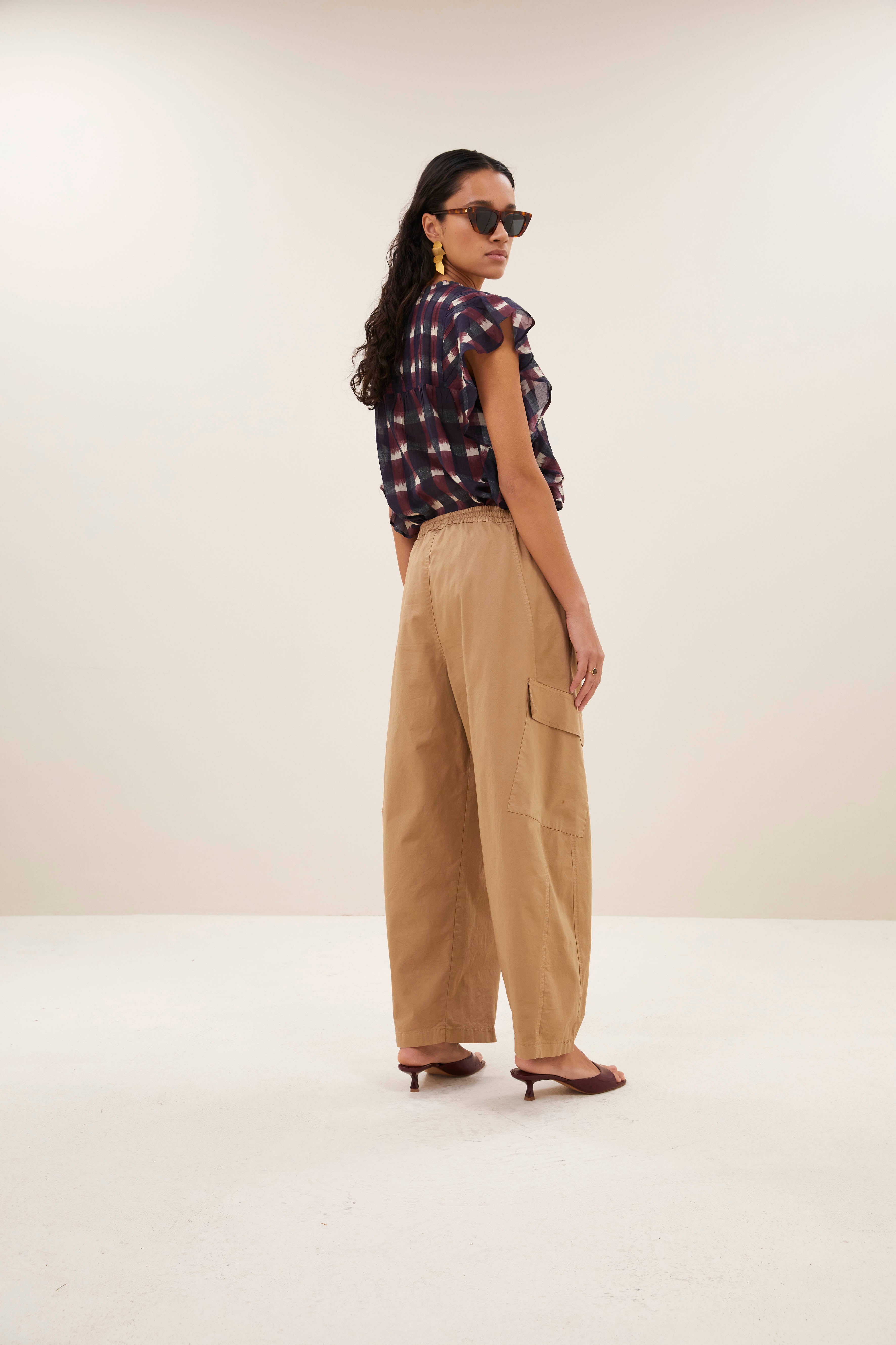 pants-matcha pants camel-by-bar-sfeerbeeld
