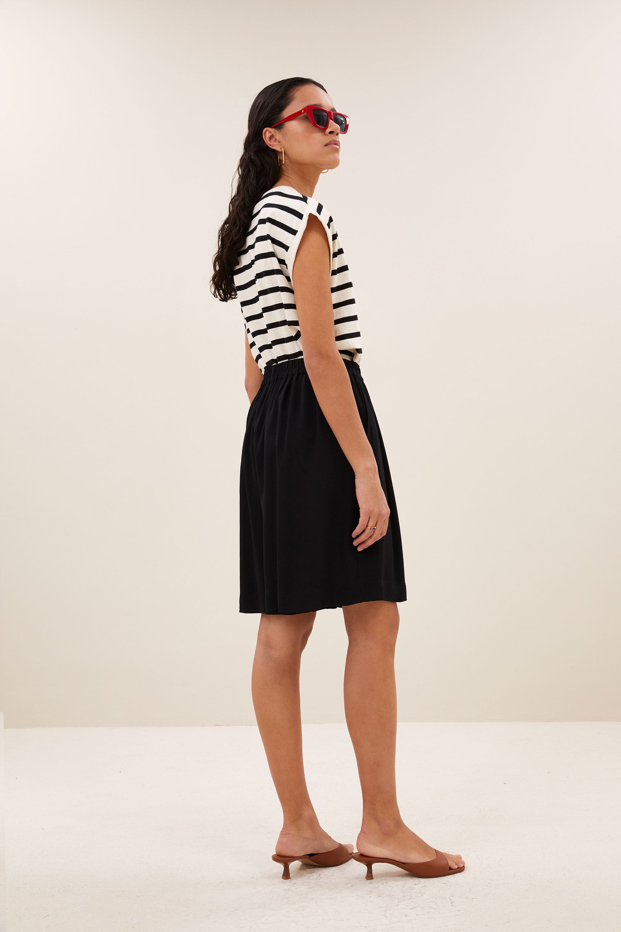 dolce-shorts-jet-black-korte fit-comfortabele draagervaring-ecovero lenzing viscose-by-bar-achteraanzicht