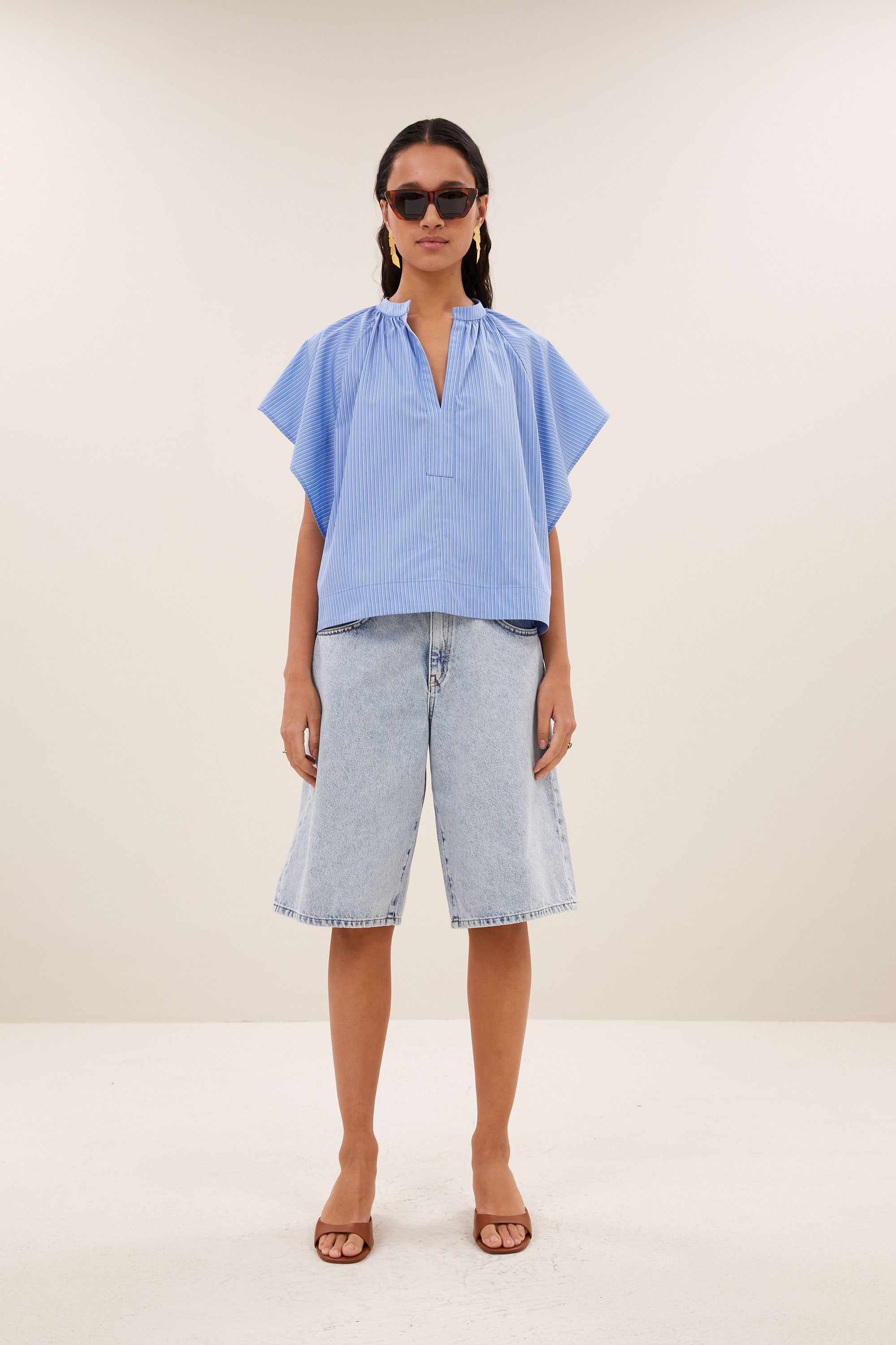 soho-denim-shorts-light-denim-wijduitlopende pasvorm-biologisch katoen-rits- en knoopsluiting-by-bar-vooraanzicht