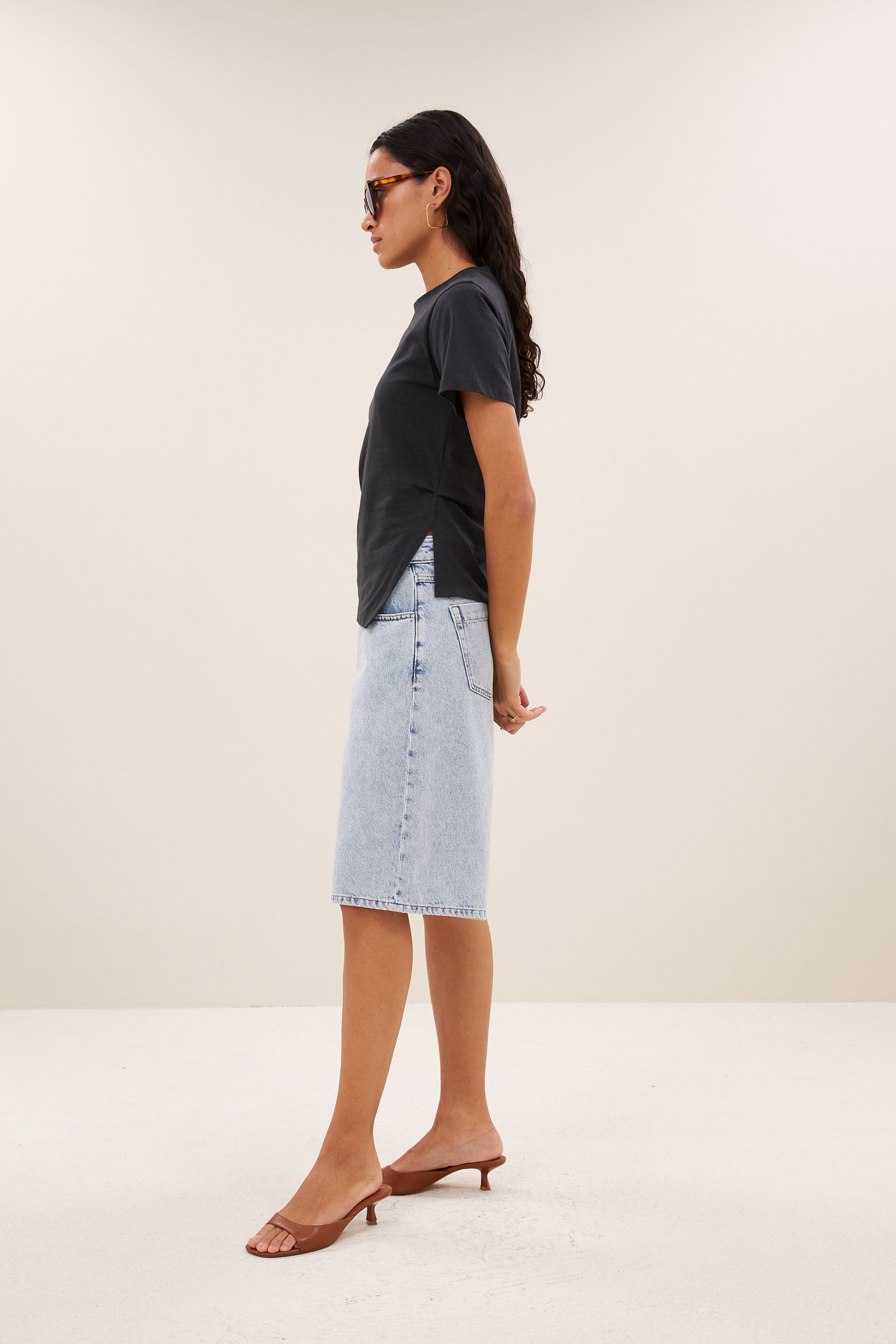 soho-denim-shorts-light-denim-wijduitlopende pasvorm-biologisch katoen-rits- en knoopsluiting-by-bar-zijaanzicht