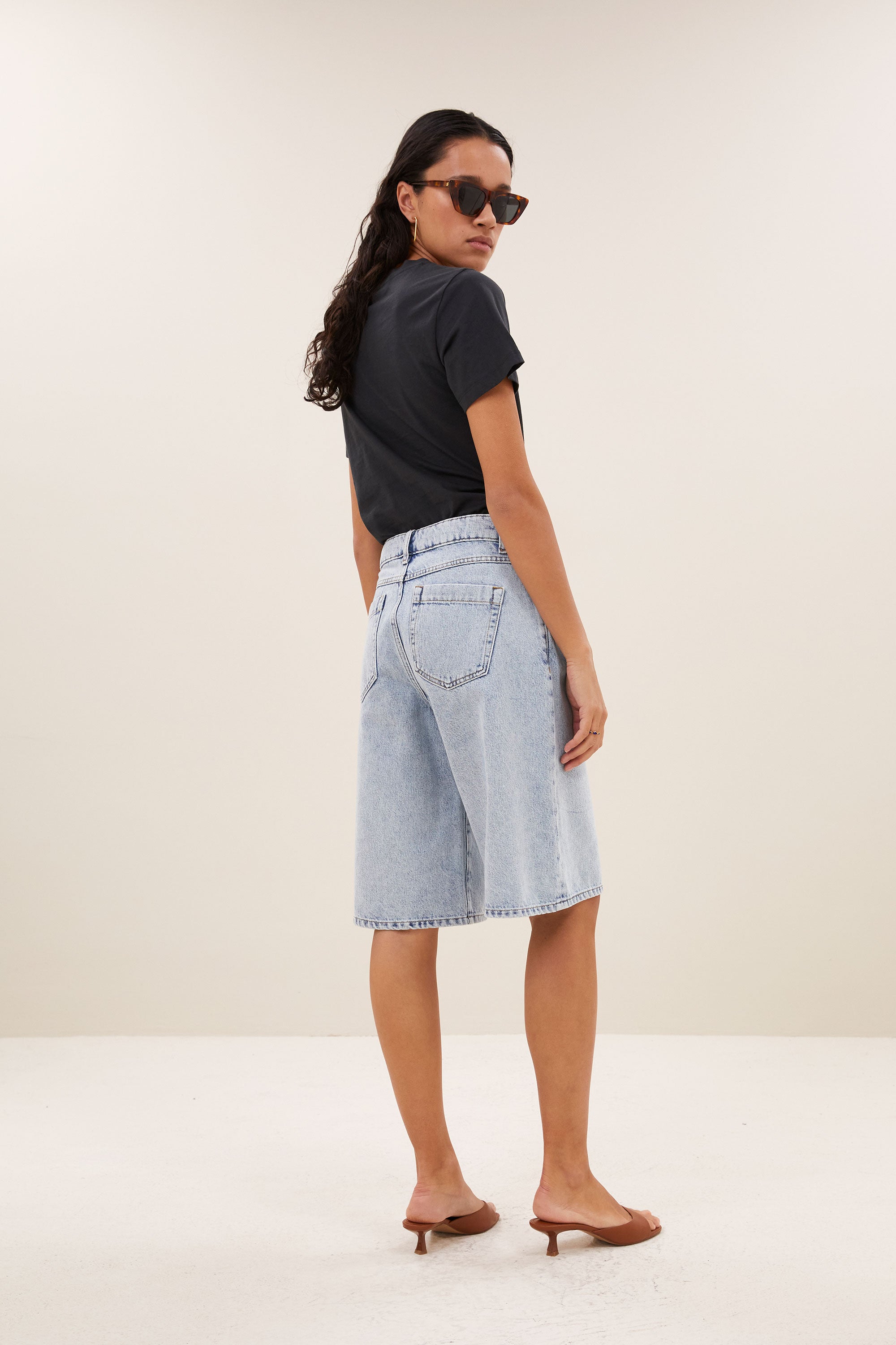 soho-denim-shorts-light-denim-wijduitlopende pasvorm-biologisch katoen-rits- en knoopsluiting-by-bar-aanvullende-foto