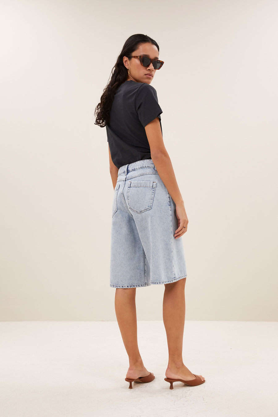 soho-denim-shorts-light-denim-wijduitlopende pasvorm-biologisch katoen-rits- en knoopsluiting-by-bar-aanvullende-foto