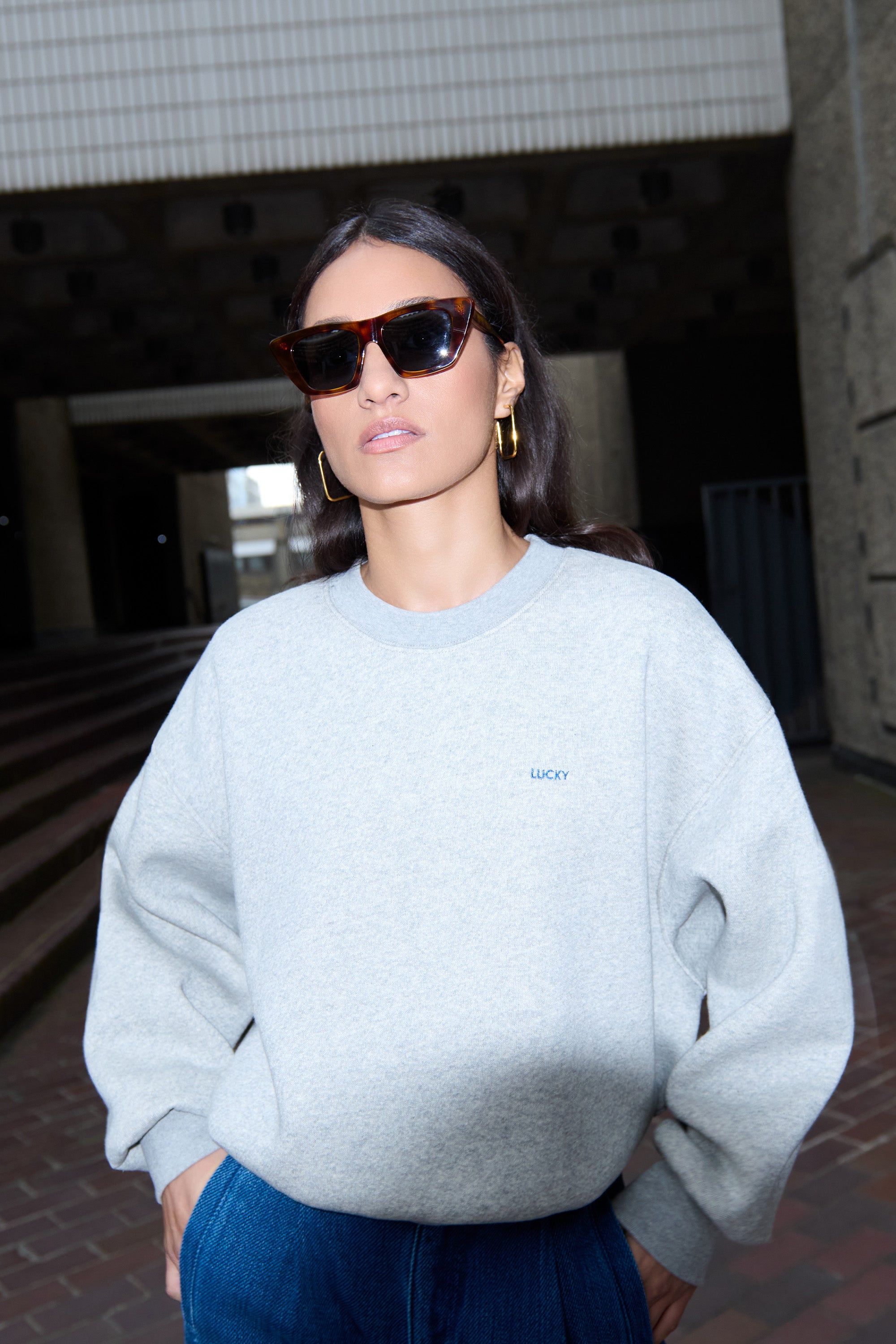 mimi-sweater-mid-grey-melee-all-time classic-katoen kwaliteit-tijdloze pasvorm-by-bar-sfeerbeeld
