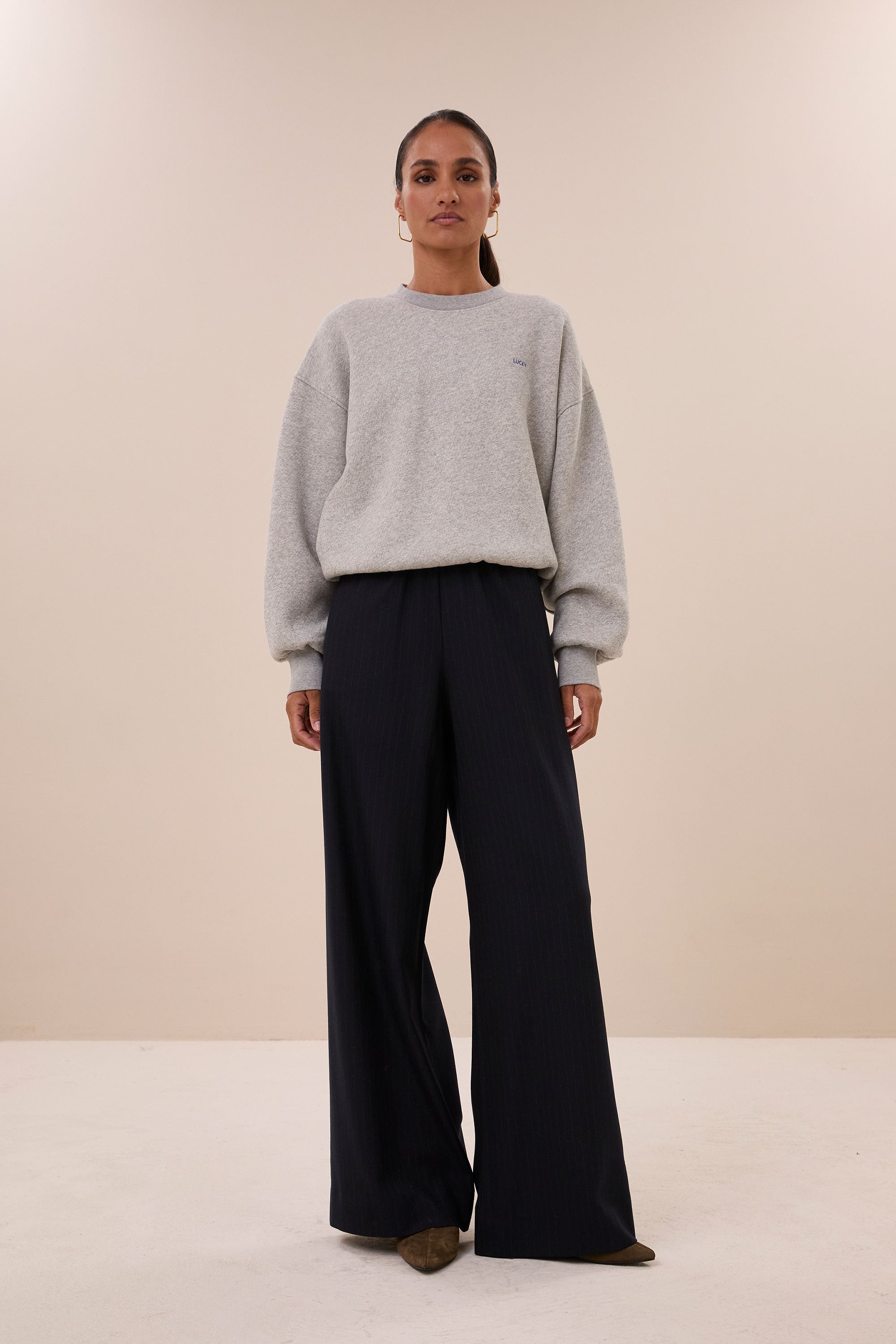 mimi-sweater-mid-grey-melee-all-time classic-katoen kwaliteit-tijdloze pasvorm-by-bar-sfeerbeeld