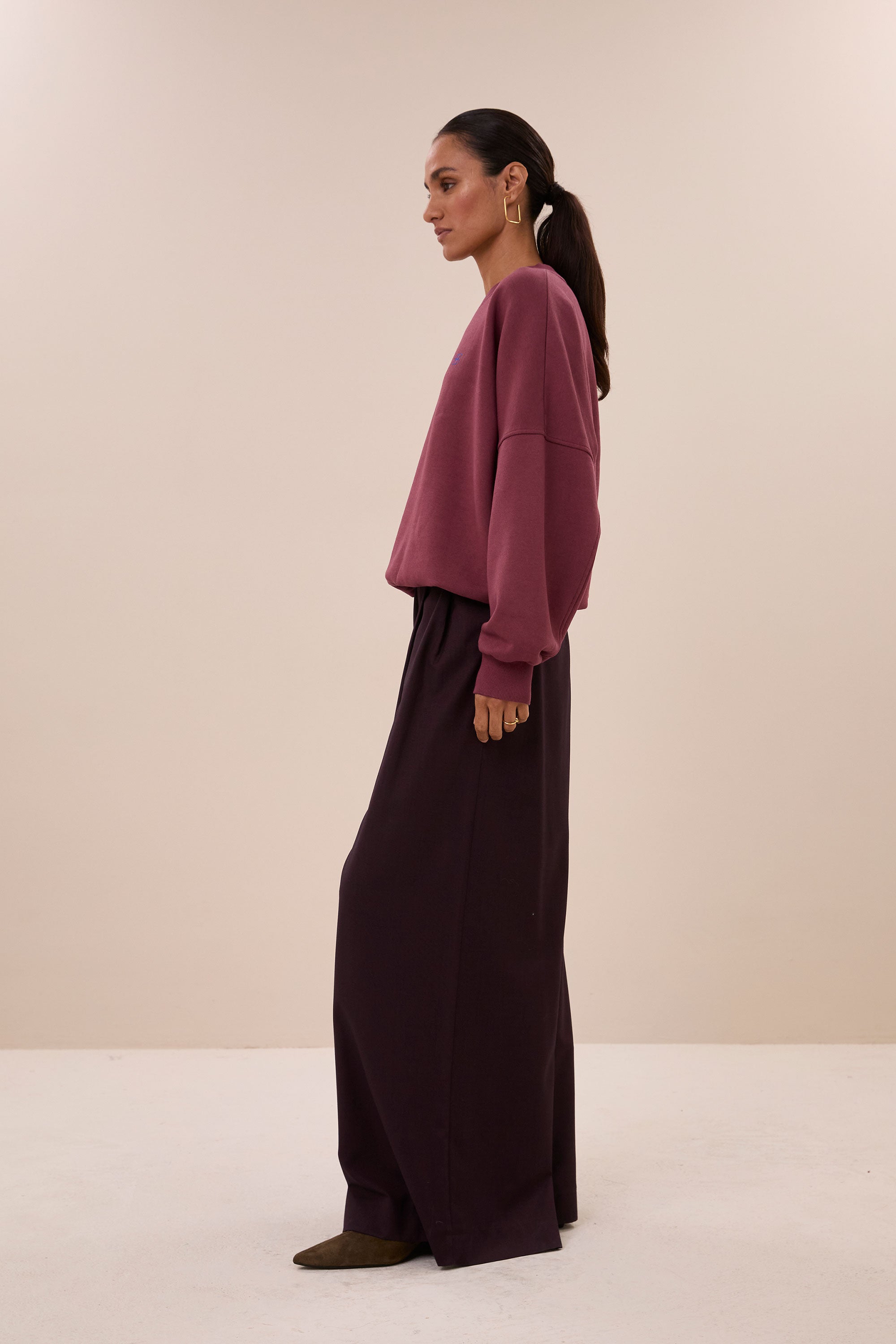malyn-logo-sweater-burgundy-crush-comfortabele draagervaring-casual fit-katoen kwaliteit-by-bar-zijaanzicht