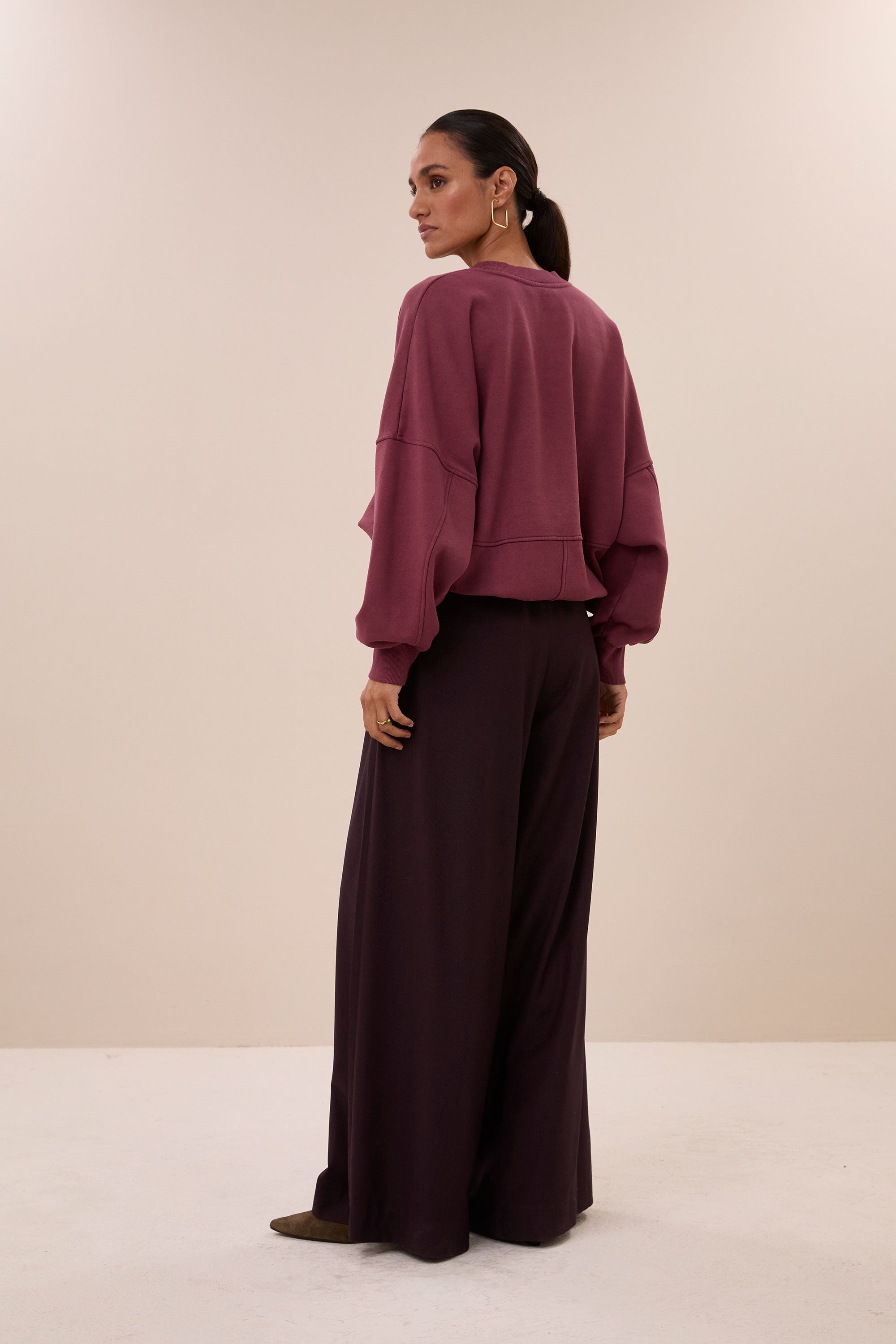 malyn-logo-sweater-burgundy-crush-comfortabele draagervaring-casual fit-katoen kwaliteit-by-bar-achteraanzicht