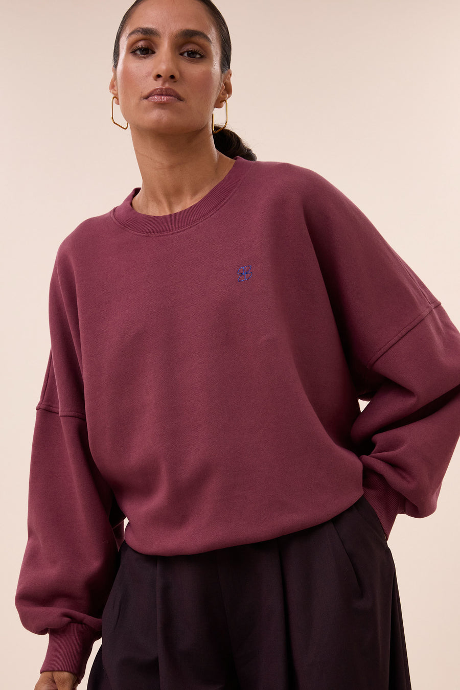 malyn-logo-sweater-burgundy-crush-comfortabele draagervaring-casual fit-katoen kwaliteit-by-bar-detail