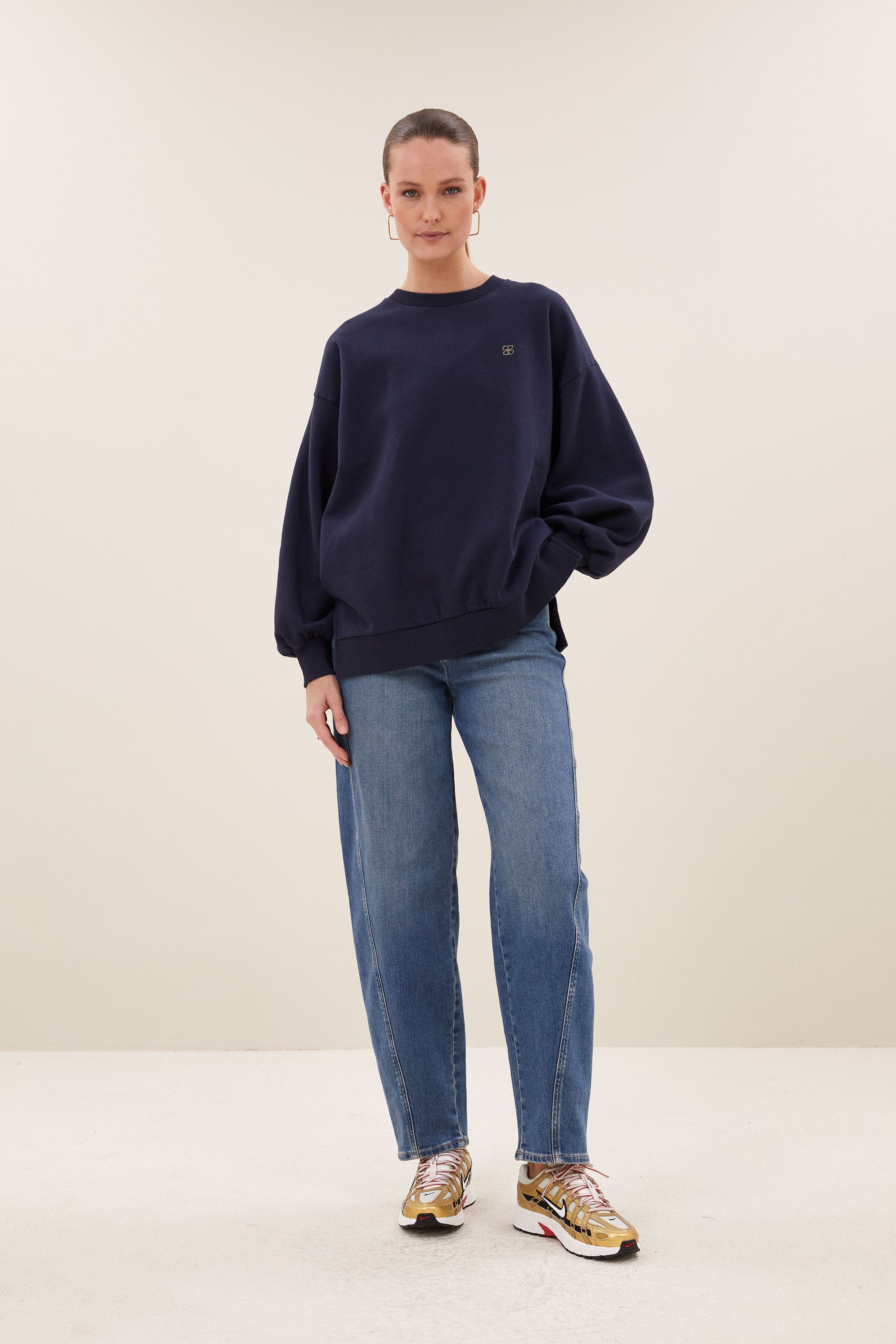 lili-long-sweater-uniform-blue-all-time classic-katoen kwaliteit-ronde halslijn-by-bar-vooraanzicht