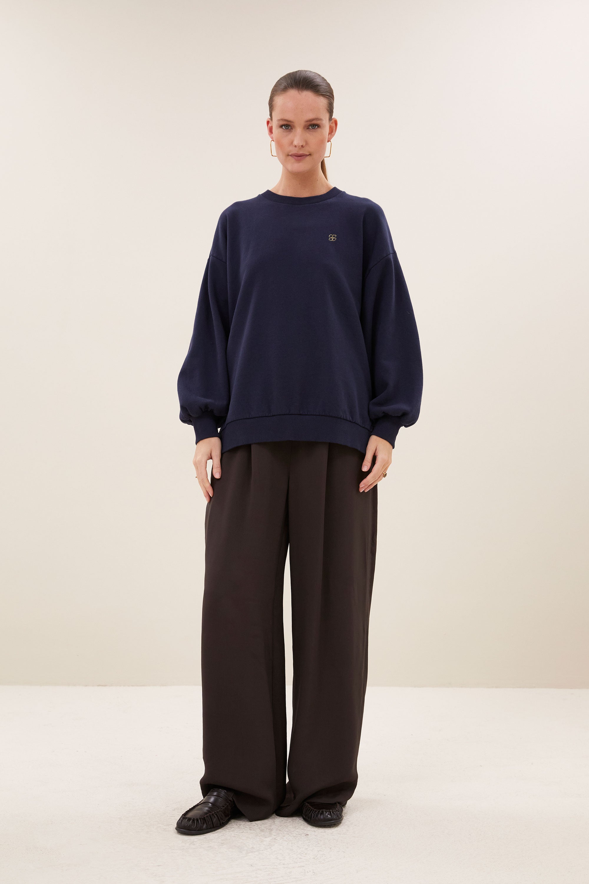 lili-long-sweater-uniform-blue-all-time classic-katoen kwaliteit-ronde halslijn-by-bar-sfeerbeeld