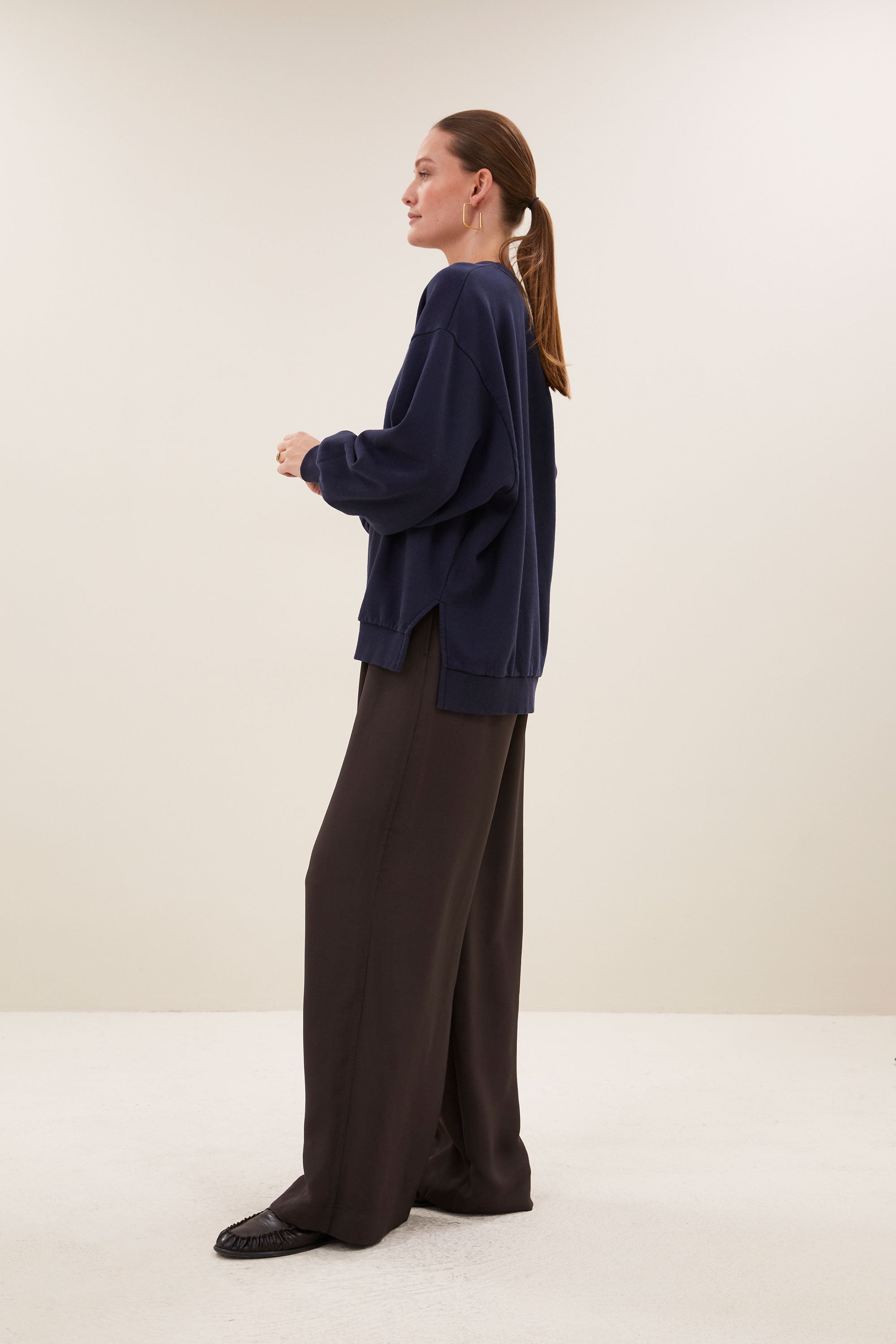 lili-long-sweater-uniform-blue-all-time classic-katoen kwaliteit-ronde halslijn-by-bar-zijaanzicht