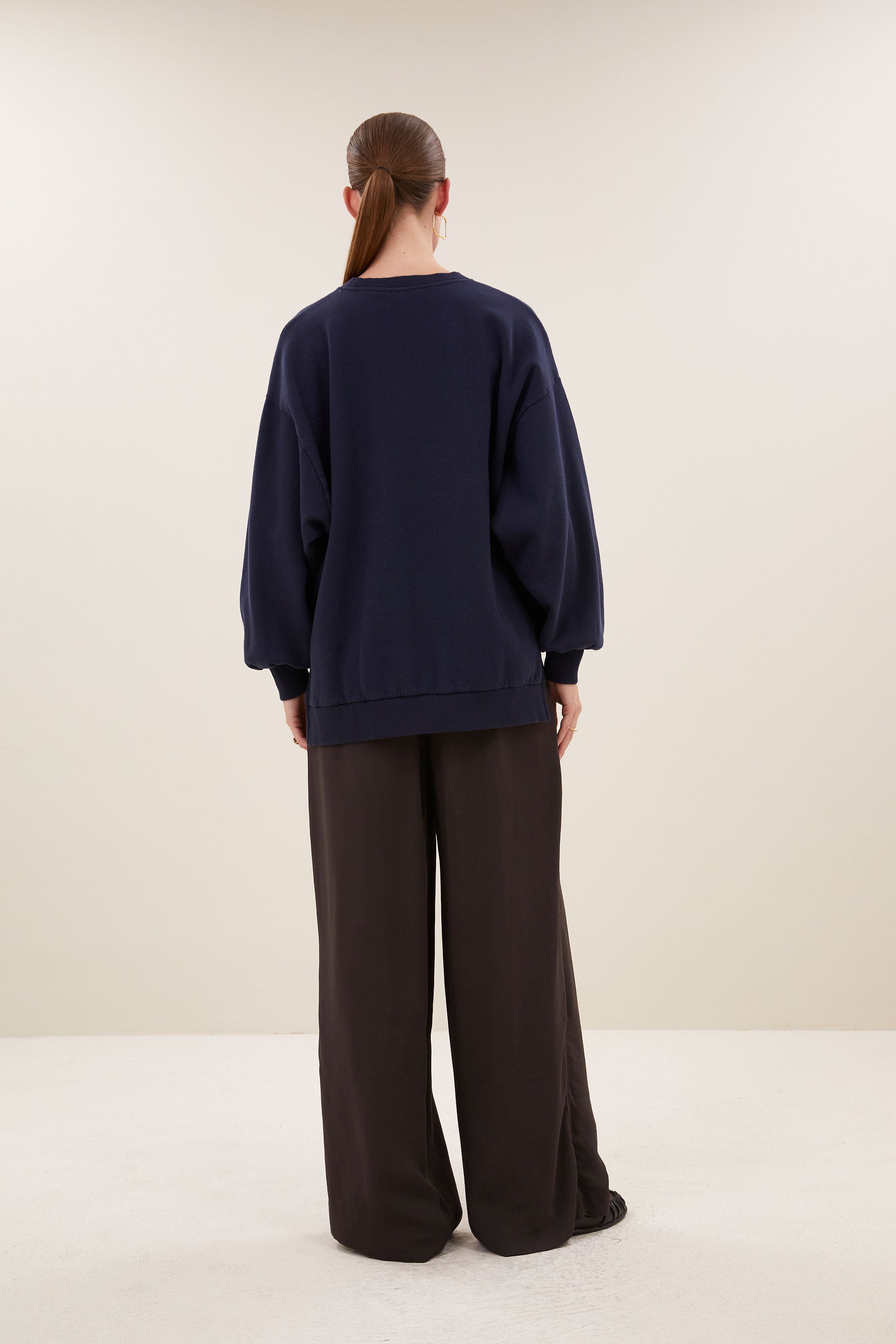 lili-long-sweater-uniform-blue-all-time classic-katoen kwaliteit-ronde halslijn-by-bar-achteraanzicht