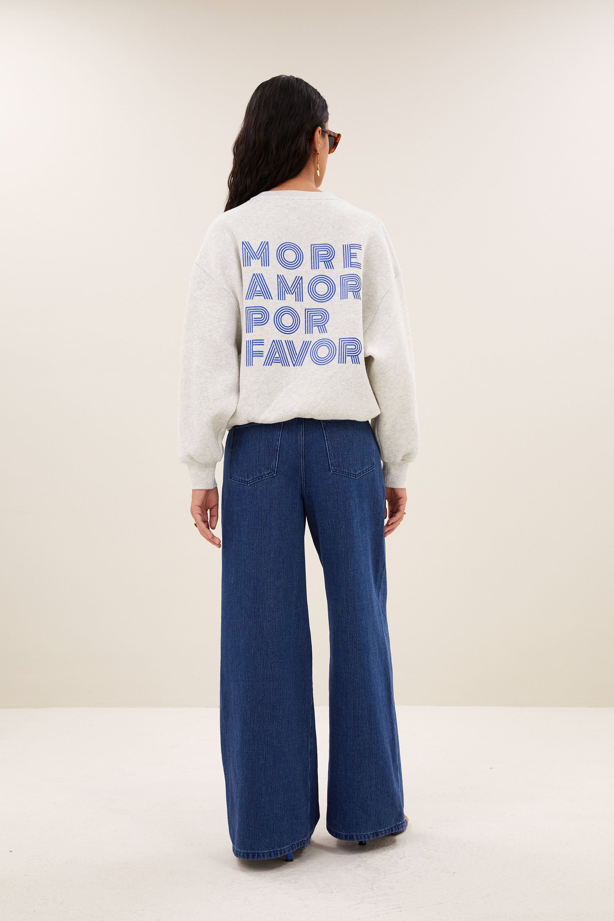 lili-amor-sweater-light-grey-melee-comfortabele draagervaring-verlaagde schoudernaden-ronde halslijn-by-bar-achteraanzicht