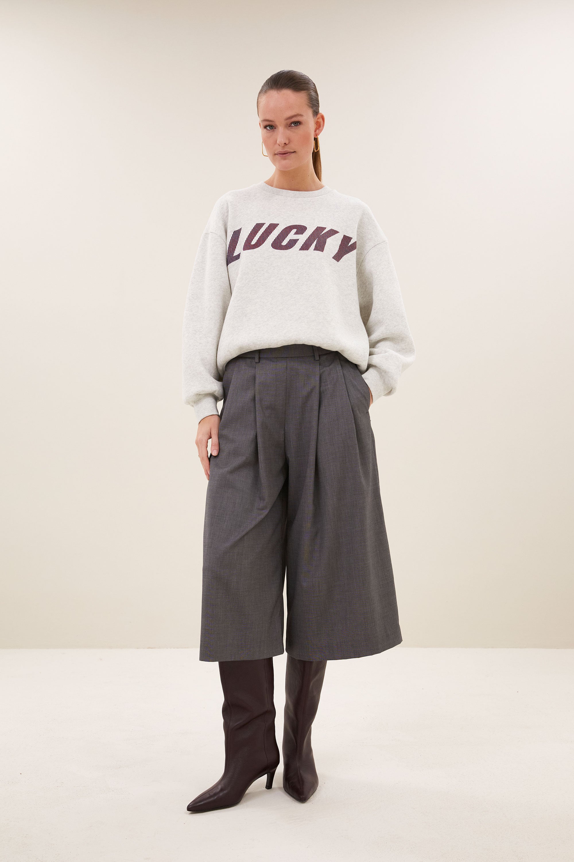 lili-speed-sweater-light-grey-melee-all-time classic-casual fit-normale pasvorm-by-bar-sfeerbeeld