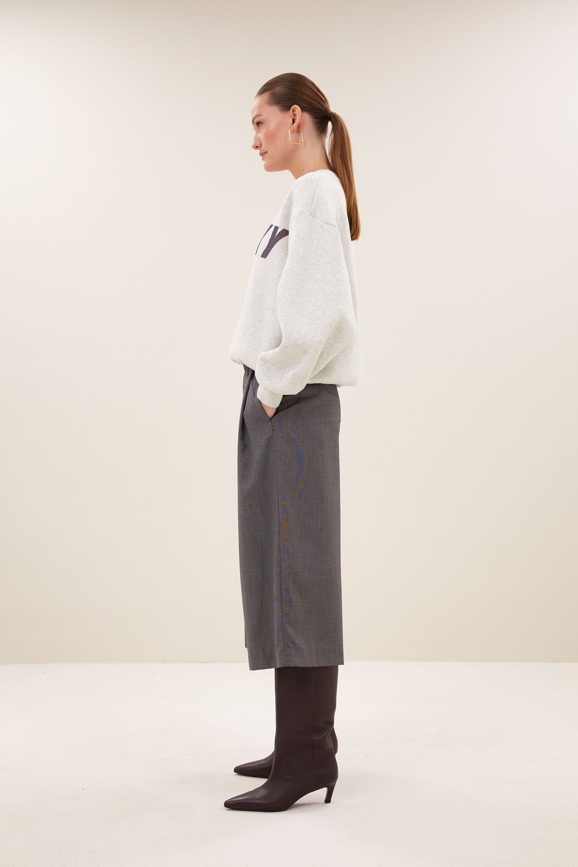 lili-speed-sweater-light-grey-melee-all-time classic-casual fit-normale pasvorm-by-bar-zijaanzicht