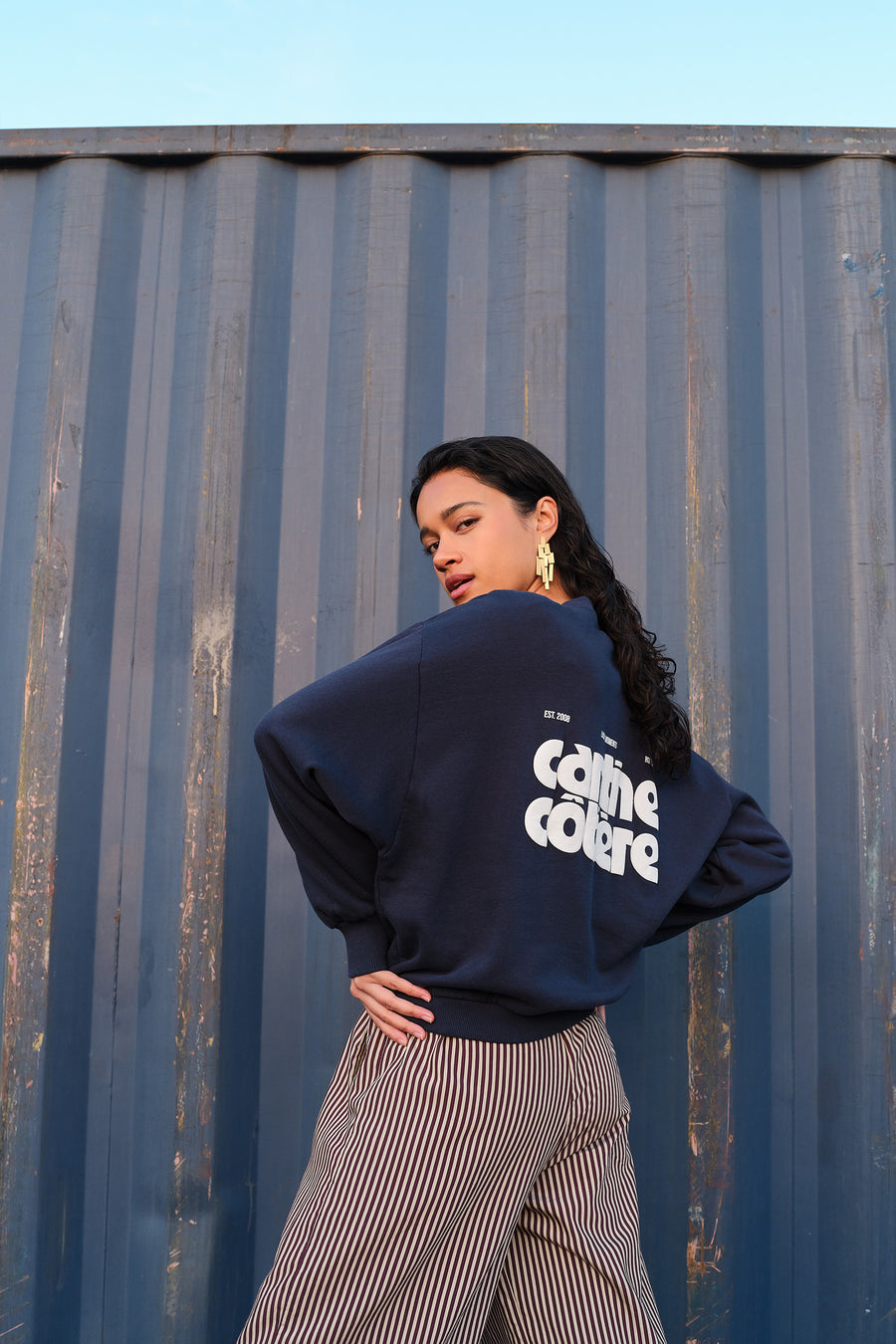 lili-coast-sweater-uniform-blue-comfortabele draagervaring-verlaagde schoudernaden-statement print-by-bar-sfeerbeeld