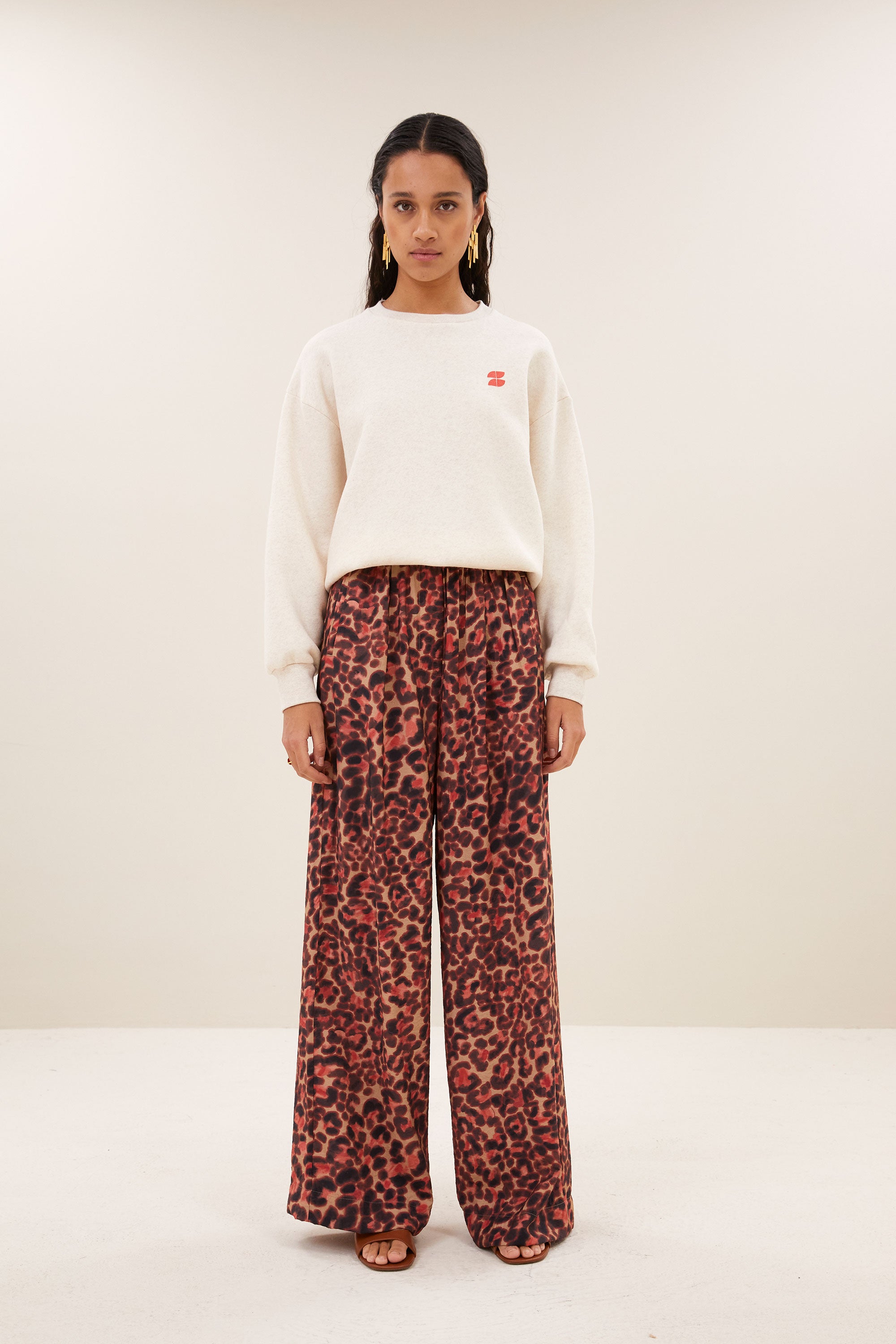 lili-coast-melange-sweater-oyster-melee-comfortabele draagervaring-verlaagde schoudernaden-statement print-by-bar-sfeerbeeld