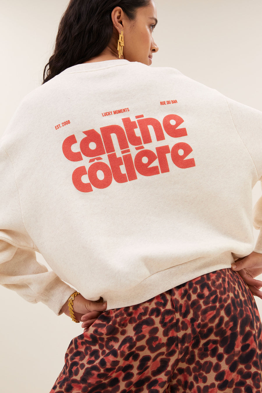 lili-coast-melange-sweater-oyster-melee-comfortabele draagervaring-verlaagde schoudernaden-statement print-by-bar-detail
