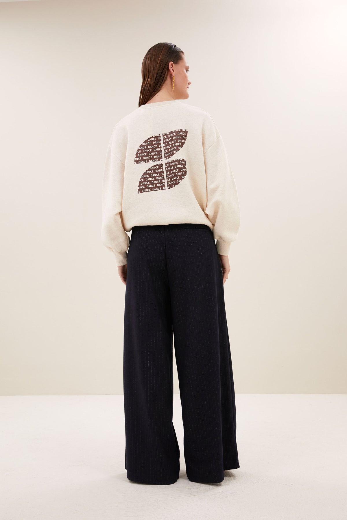 lili-lucky-dance-sweater-oyster-melee-comfortabele draagervaring-verlaagde schoudernaden-ronde halslijn-by-bar-achteraanzicht