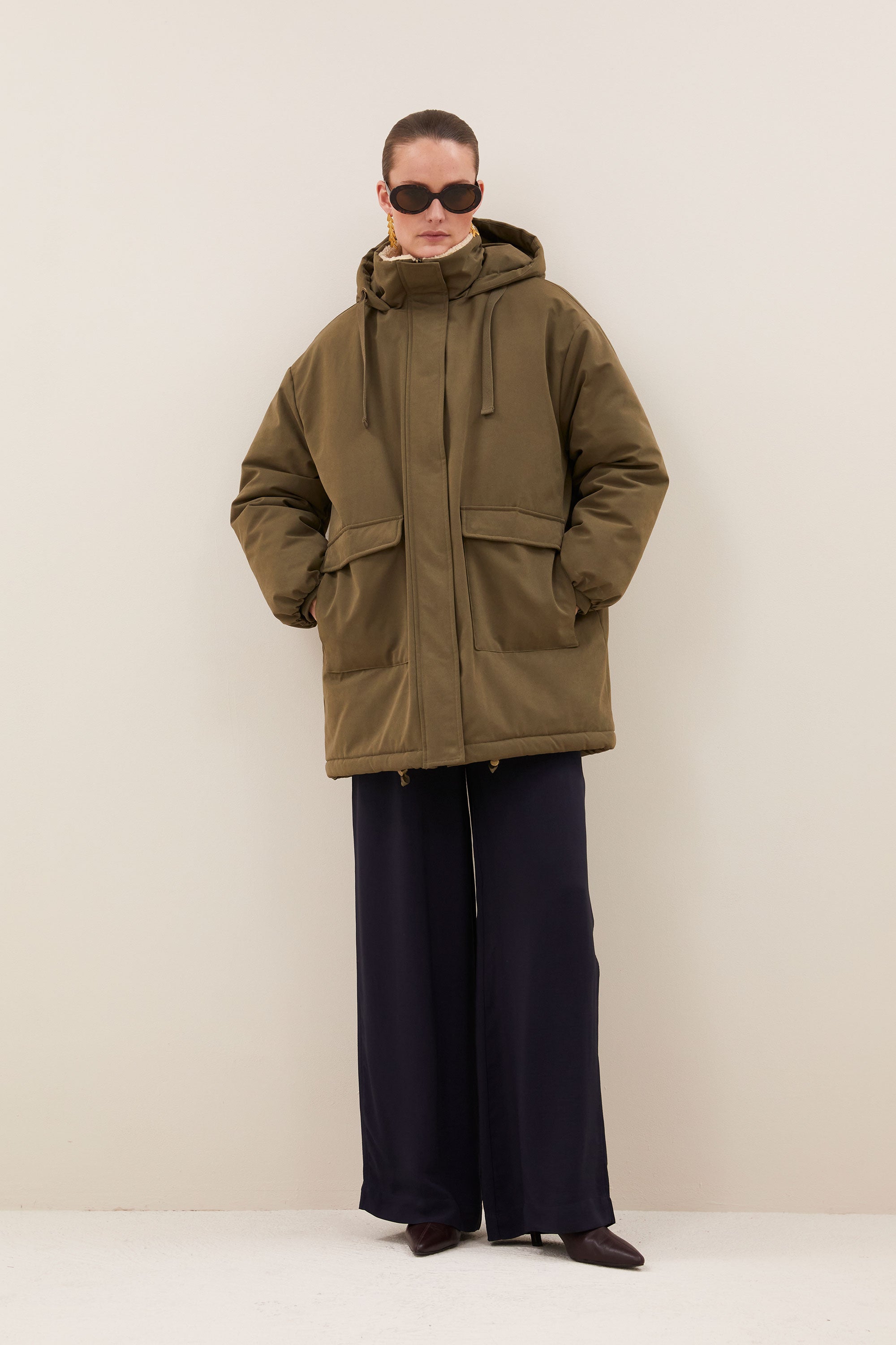dean-long-parka-forest-green-all-time classic-hoge hals-rits- en knoopsluiting-by-bar-achteraanzicht