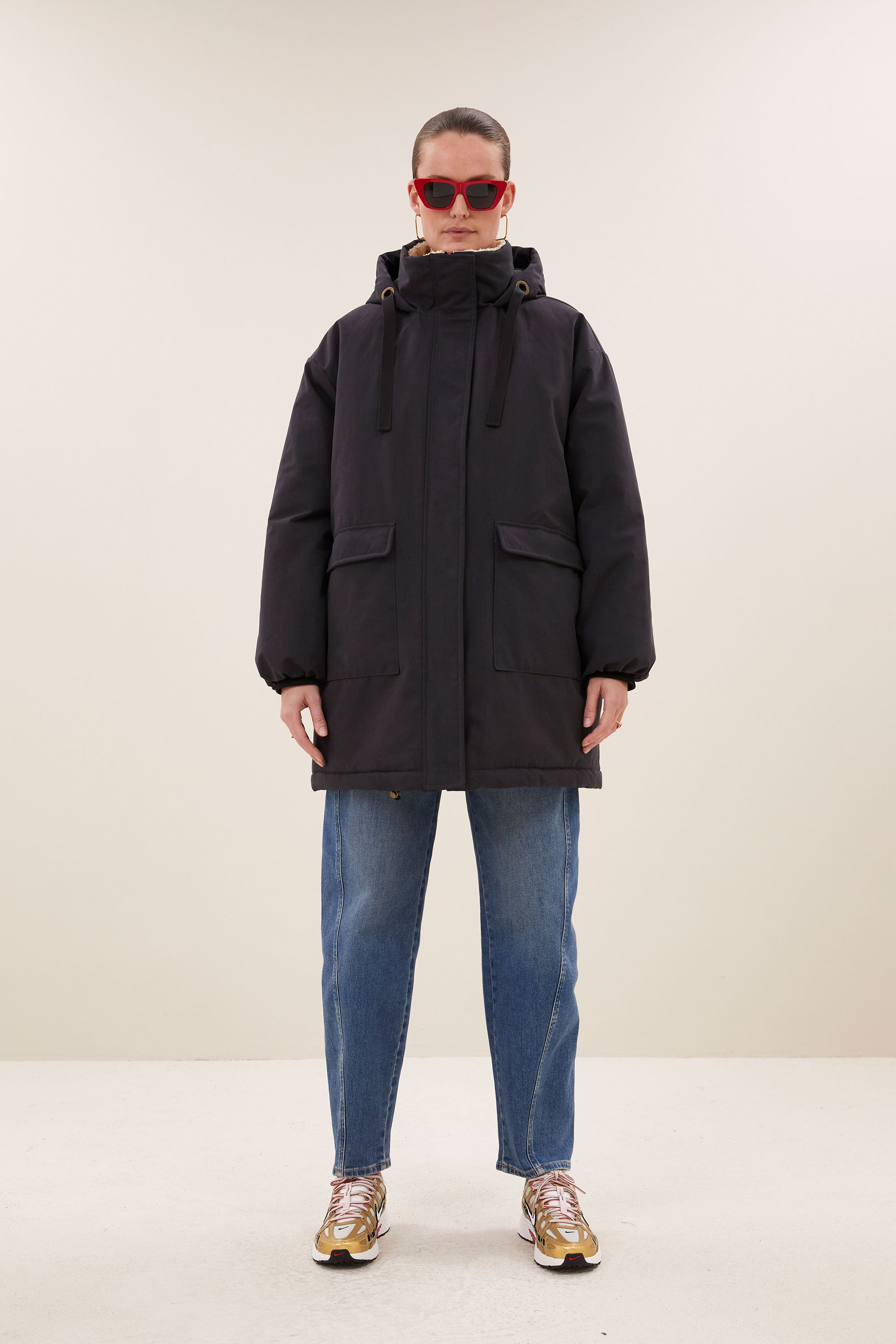 dean-long-parka-jet-black-all-time classic-hoge hals-rits- en knoopsluiting-by-bar-detail