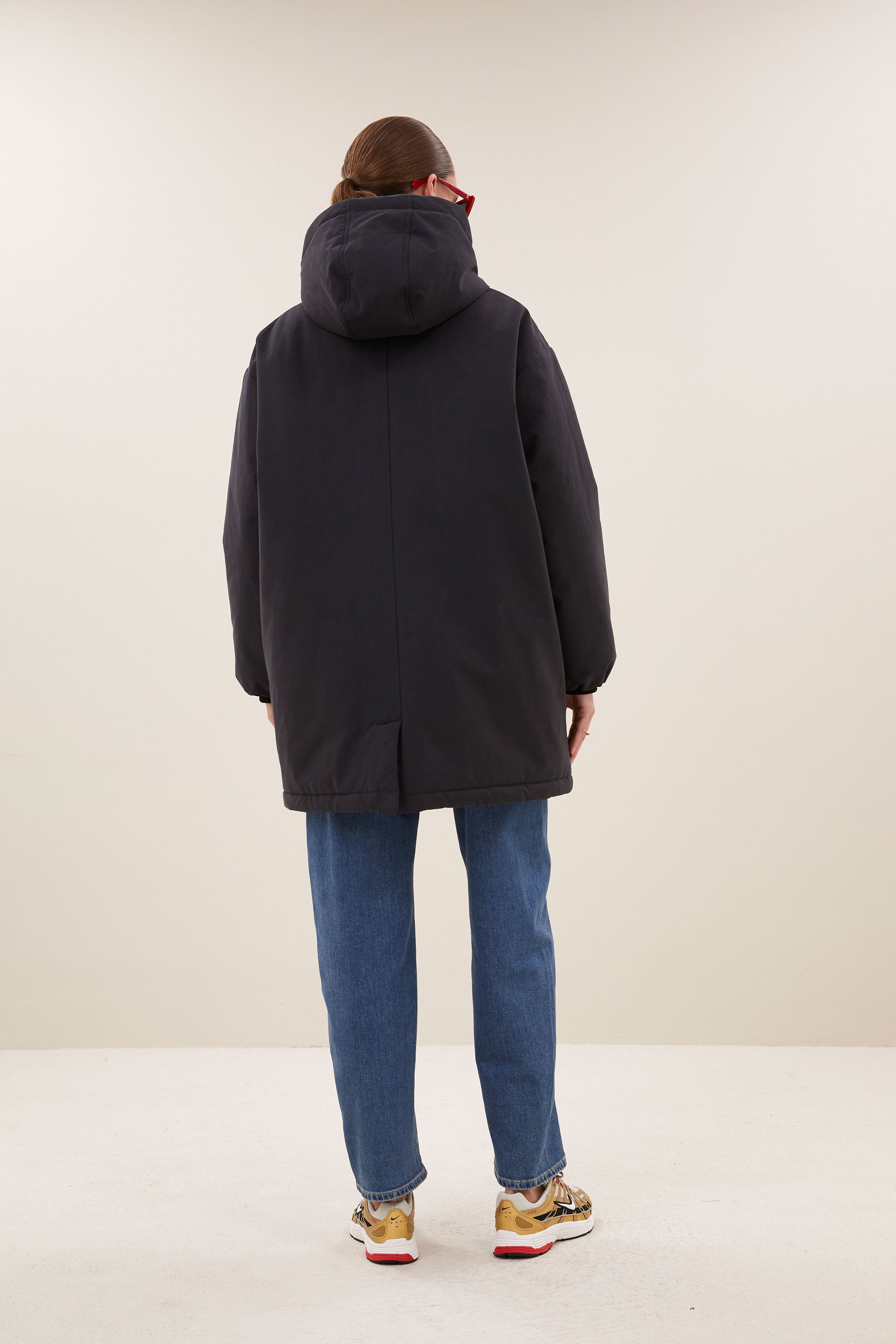 dean-long-parka-jet-black-all-time classic-hoge hals-rits- en knoopsluiting-by-bar-vooraanzicht