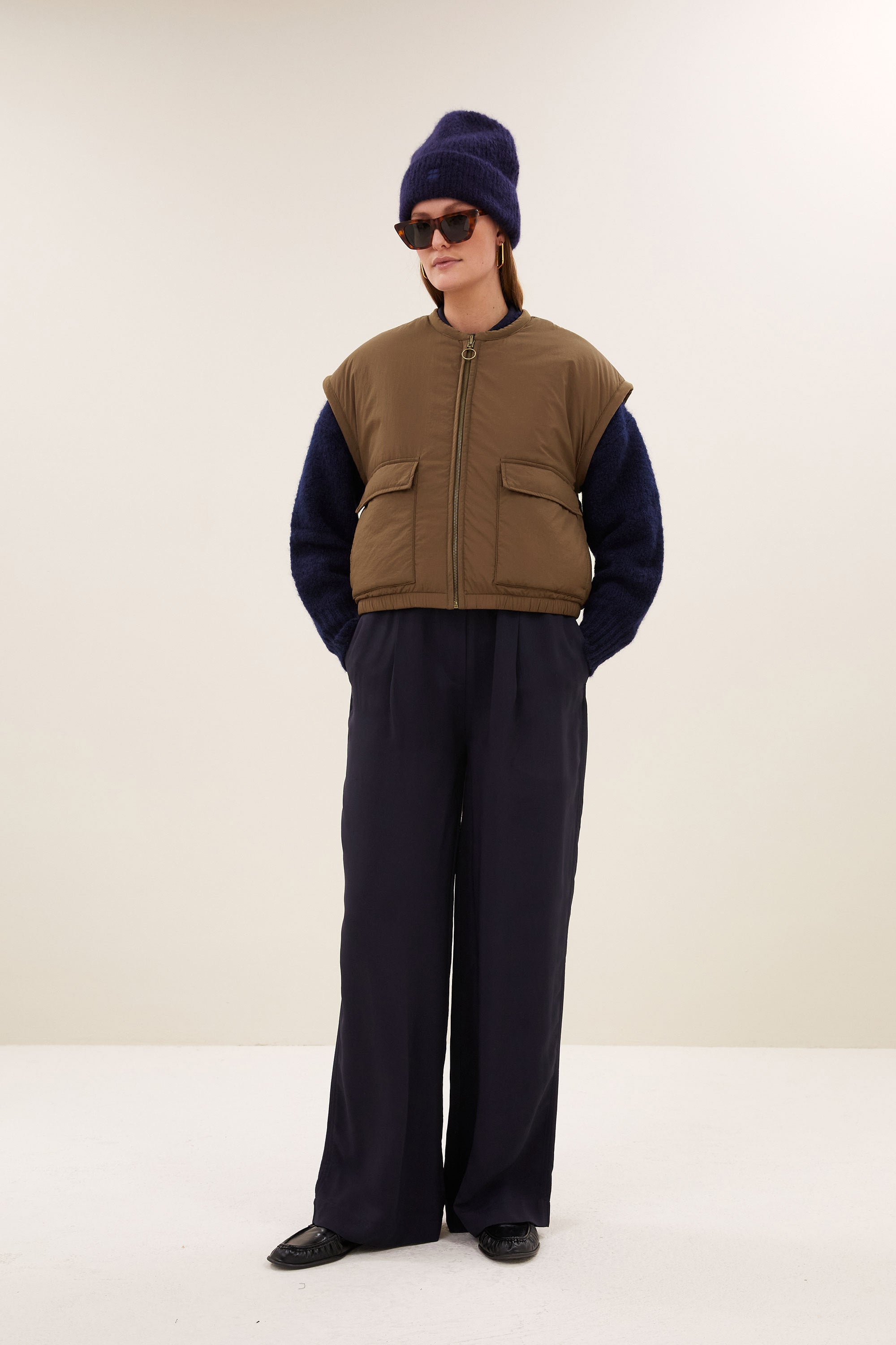 gio-sleeveless-jacket-hazel-draagbaar aan beide zijden-kleine kapmouw-rits- en knoopsluiting-by-bar-sfeerbeeld