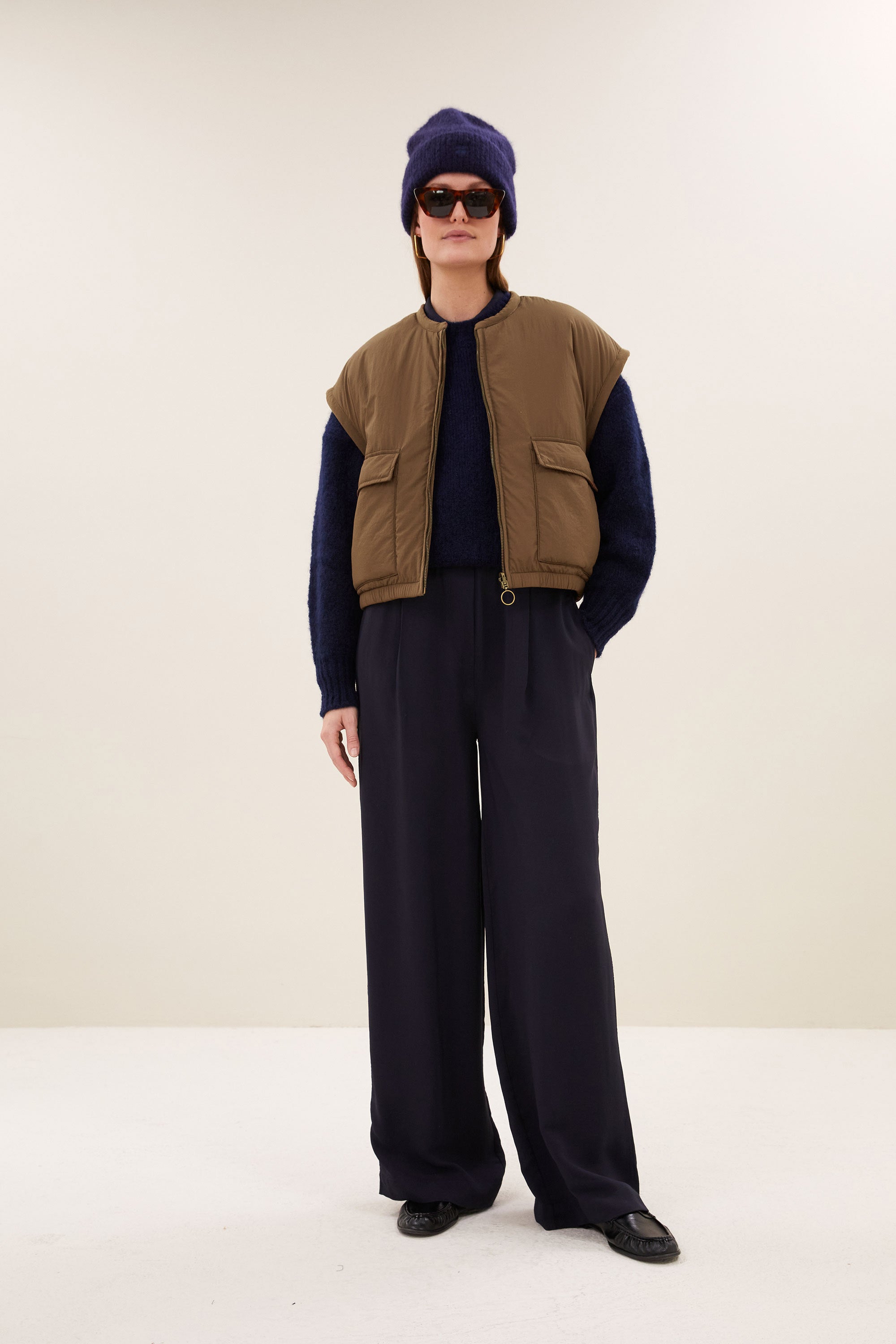 gio-sleeveless-jacket-hazel-draagbaar aan beide zijden-kleine kapmouw-rits- en knoopsluiting-by-bar-aanvullende-foto