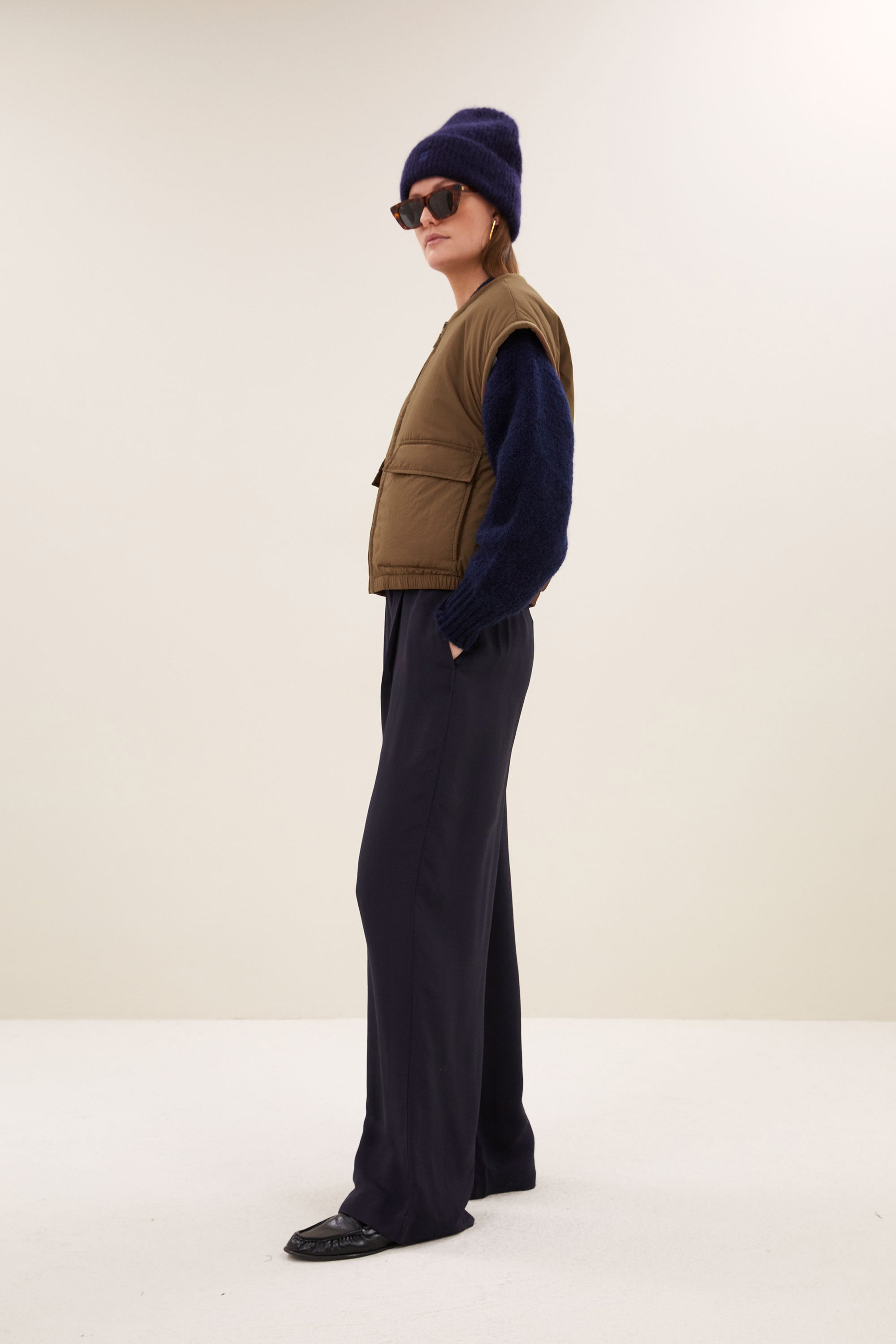 gio-sleeveless-jacket-hazel-draagbaar aan beide zijden-kleine kapmouw-rits- en knoopsluiting-by-bar-zijaanzicht