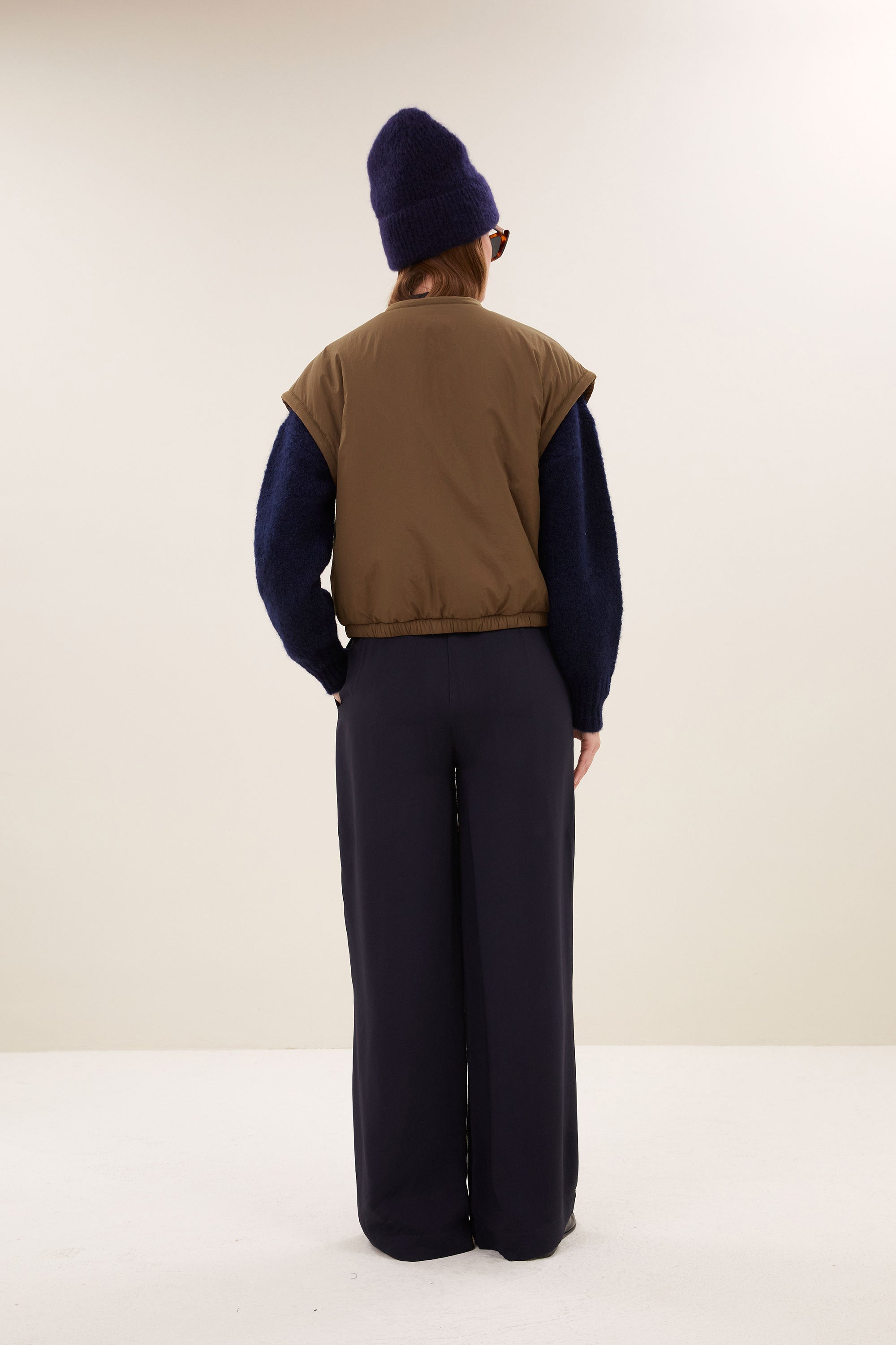 gio-sleeveless-jacket-hazel-fleece_pocket_lining-binnenvoering-draagbaar aan beide zijden-by-bar-achteraanzicht