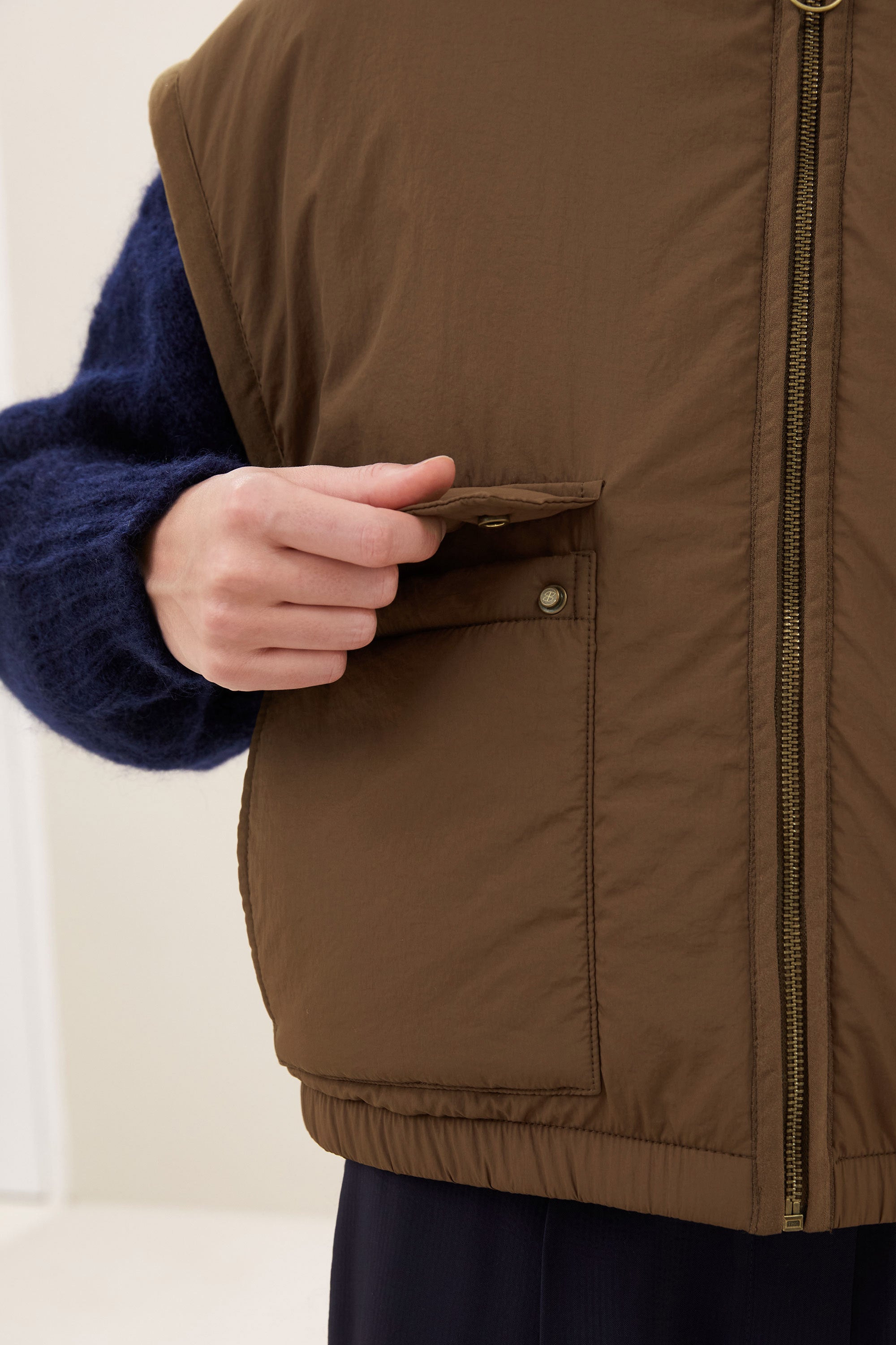 gio-sleeveless-jacket-hazel-draagbaar aan beide zijden-kleine kapmouw-rits- en knoopsluiting-by-bar-achteraanzicht