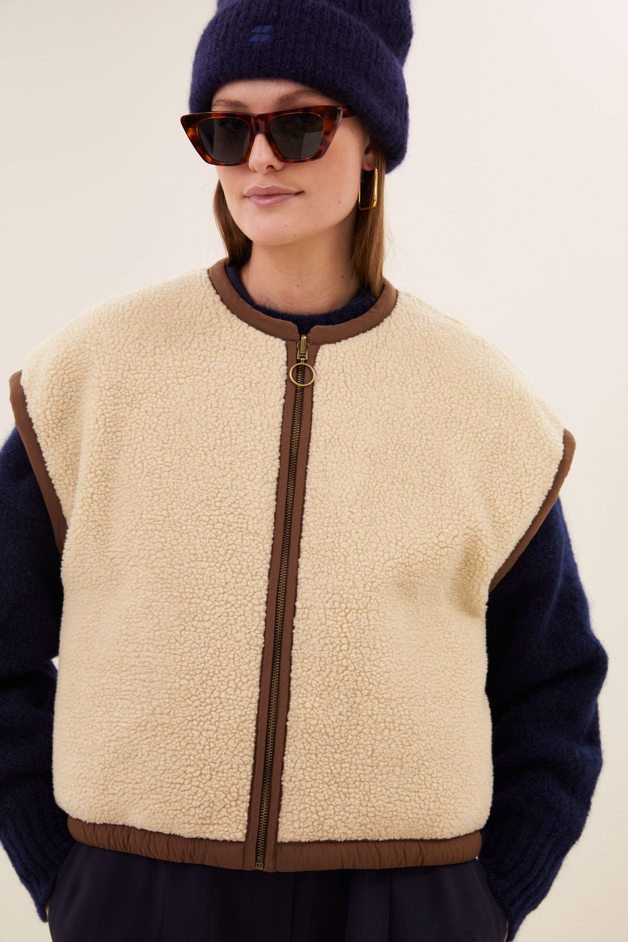 gio-sleeveless-jacket-hazel-draagbaar aan beide zijden-kleine kapmouw-rits- en knoopsluiting-by-bar-detail