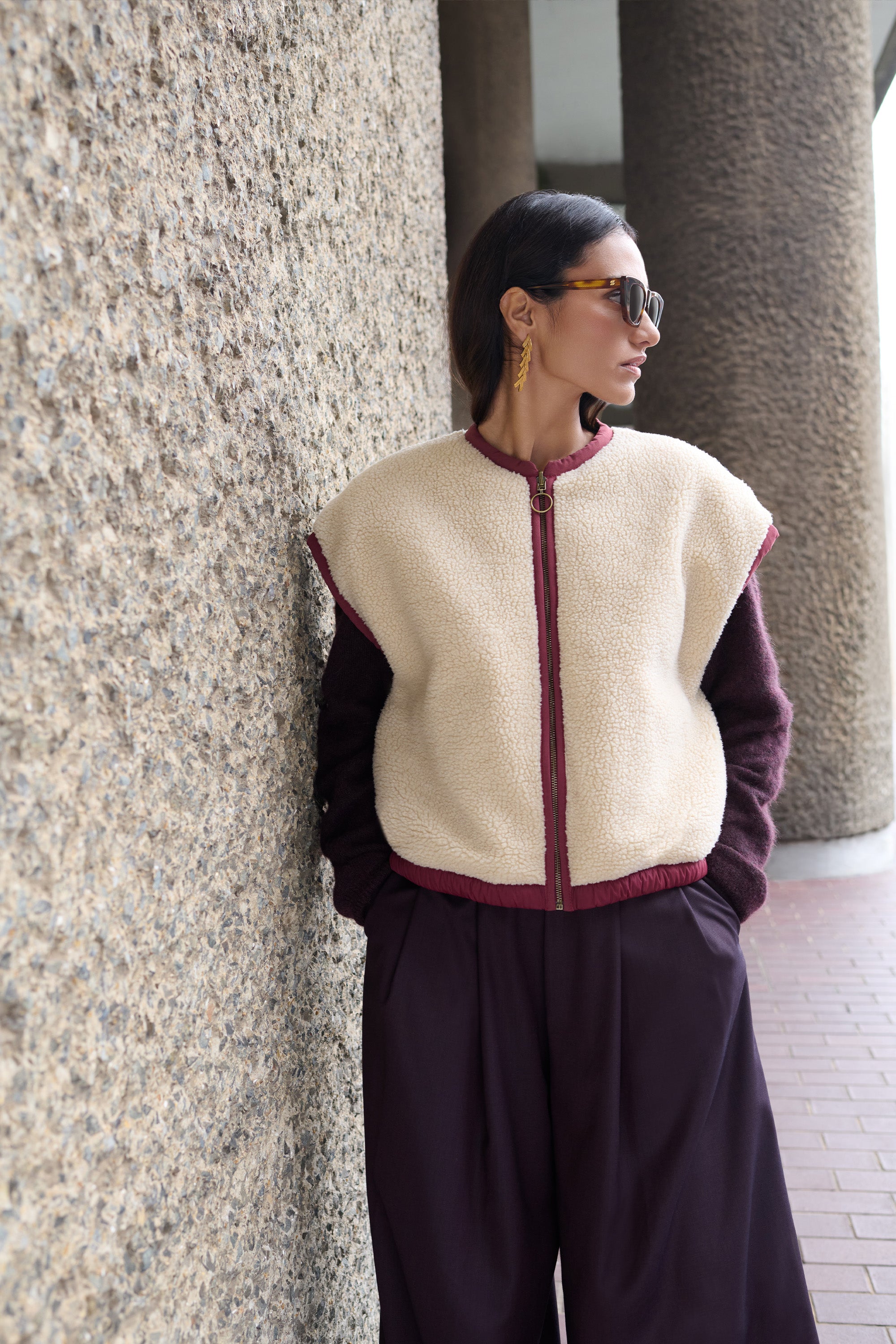 gio-sleeveless-jacket-wine-draagbaar aan beide zijden-kleine kapmouw-rits- en knoopsluiting-by-bar-sfeerbeeld