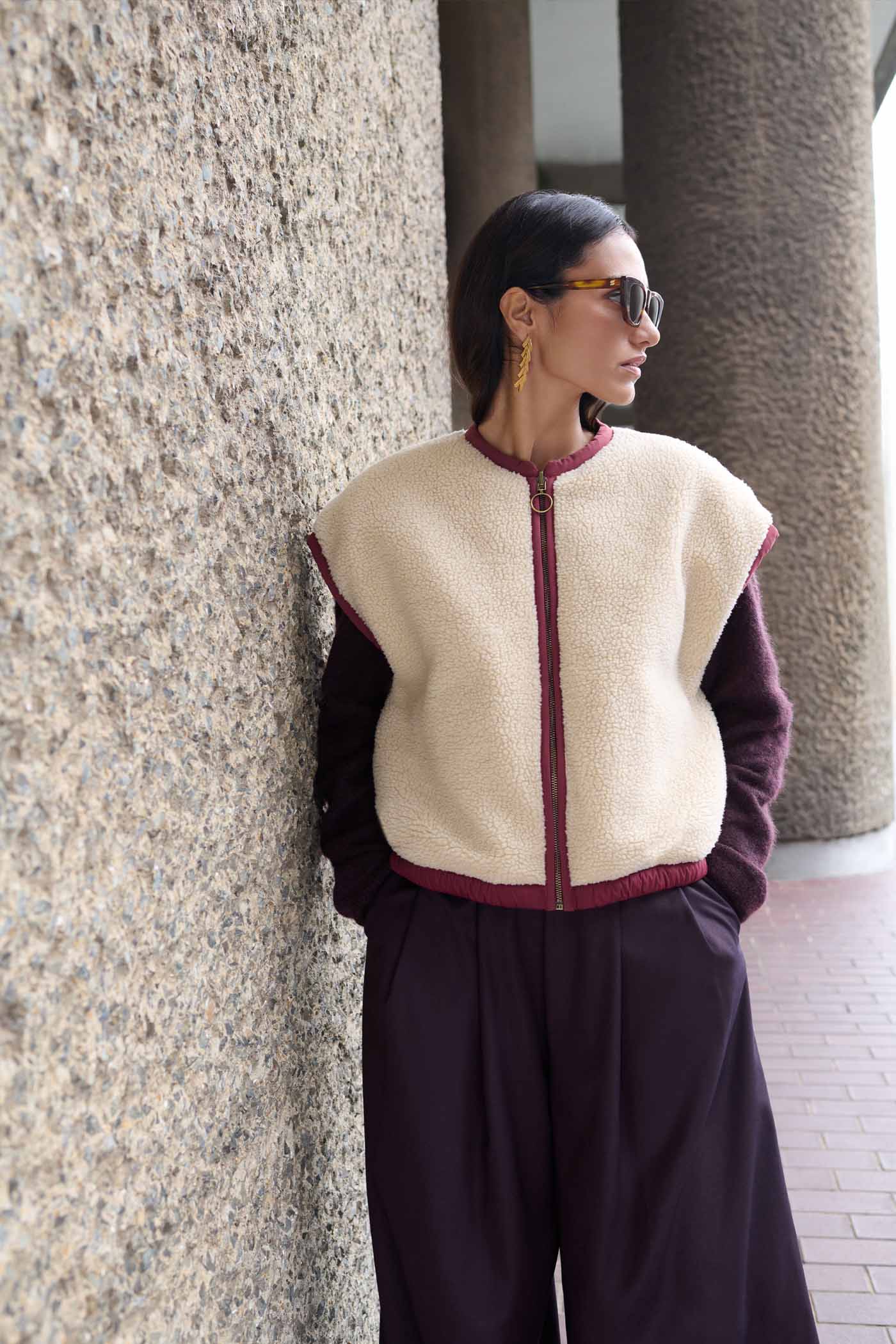 gio-sleeveless-jacket-wine-fleece_pocket_lining-binnenvoering-draagbaar aan beide zijden-by-bar-sfeerbeeld