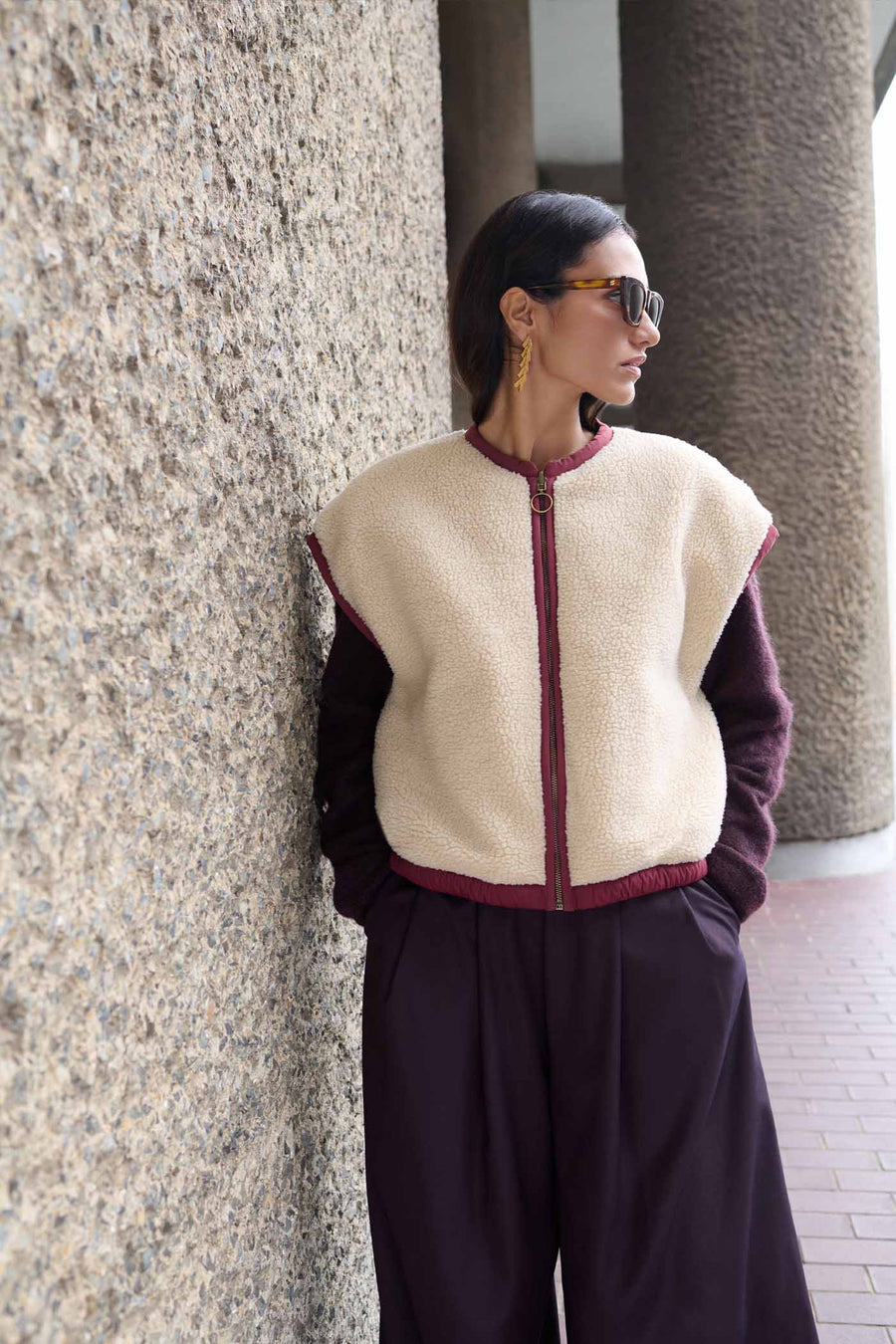 gio-sleeveless-jacket-wine-fleece_pocket_lining-binnenvoering-draagbaar aan beide zijden-by-bar-sfeerbeeld
