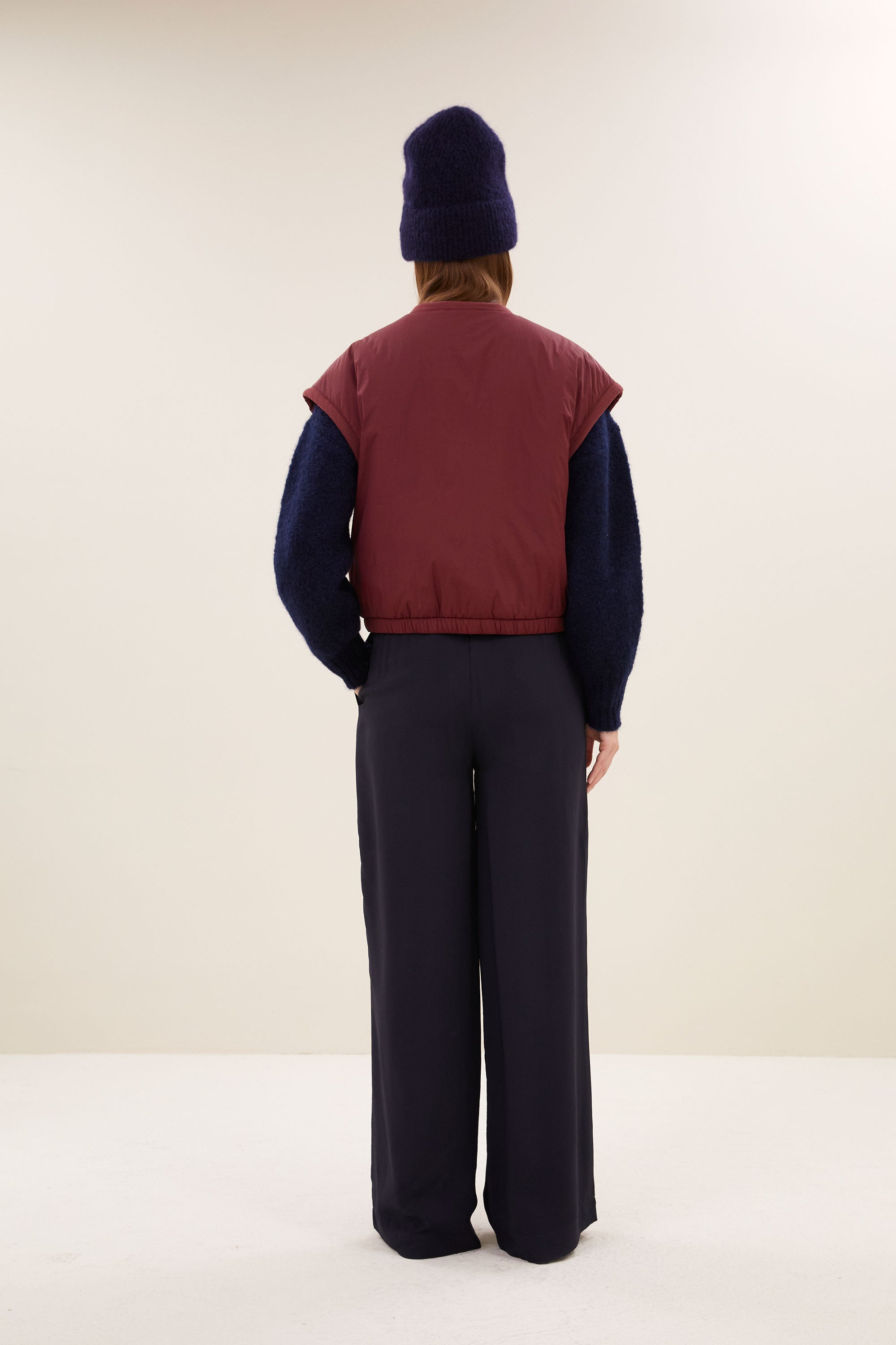 gio-sleeveless-jacket-wine-draagbaar aan beide zijden-kleine kapmouw-rits- en knoopsluiting-by-bar-achteraanzicht