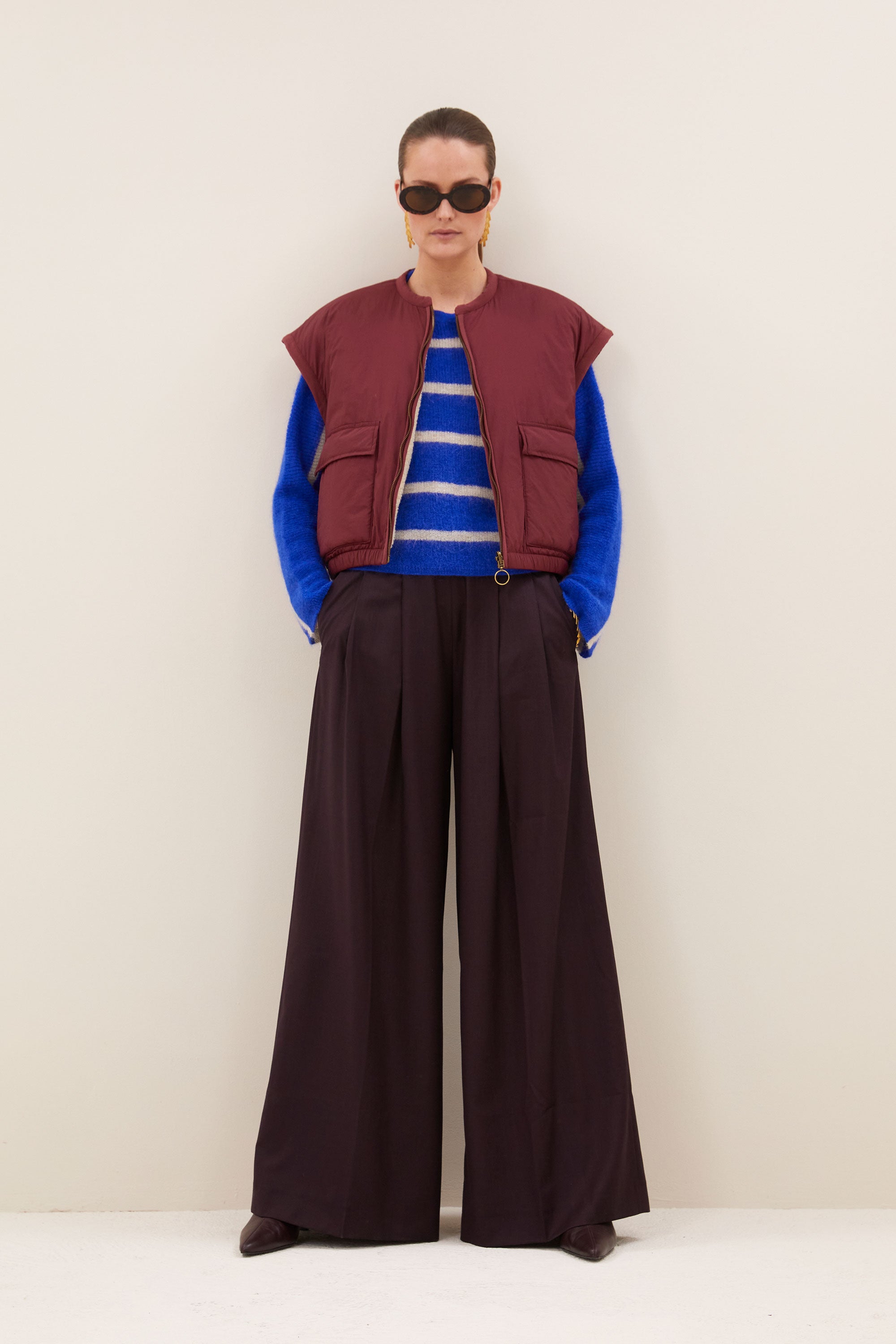 gio-sleeveless-jacket-wine-draagbaar aan beide zijden-kleine kapmouw-rits- en knoopsluiting-by-bar-extra